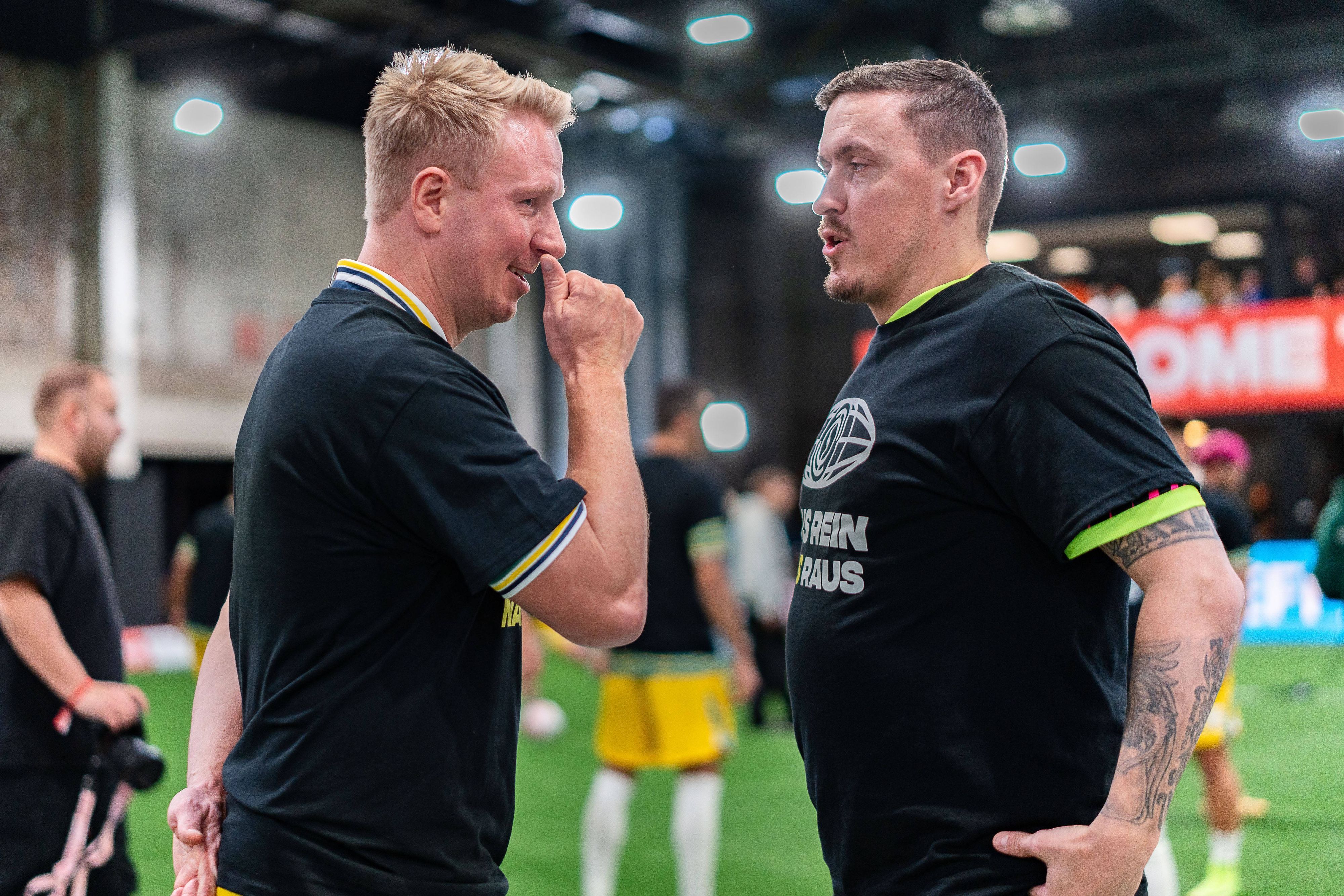 Mike Hanke und Max Kruse im Gespräch bei der Baller League.