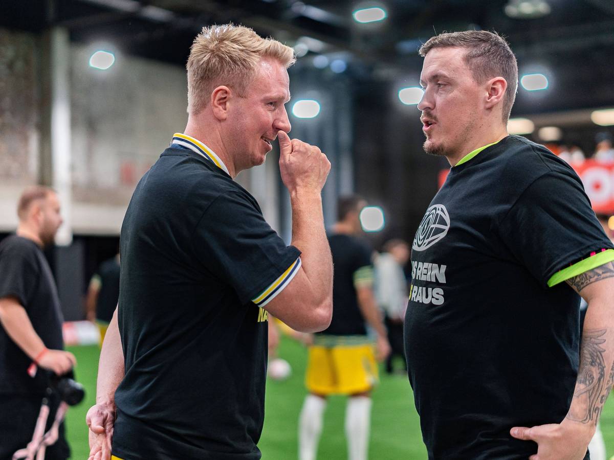 Mike Hanke und Max Kruse im Gespräch bei der Baller League.