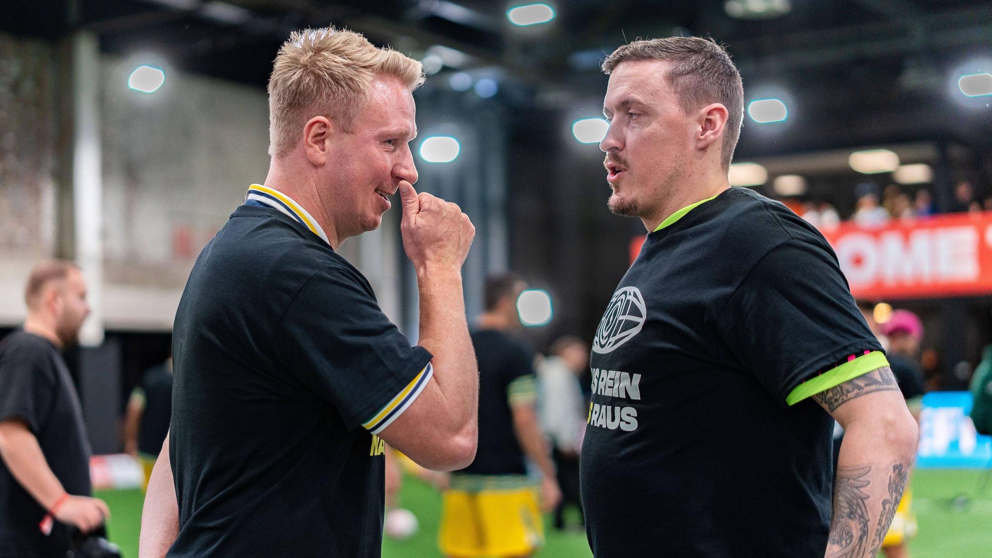 Mike Hanke und Max Kruse im Gespräch bei der Baller League.
