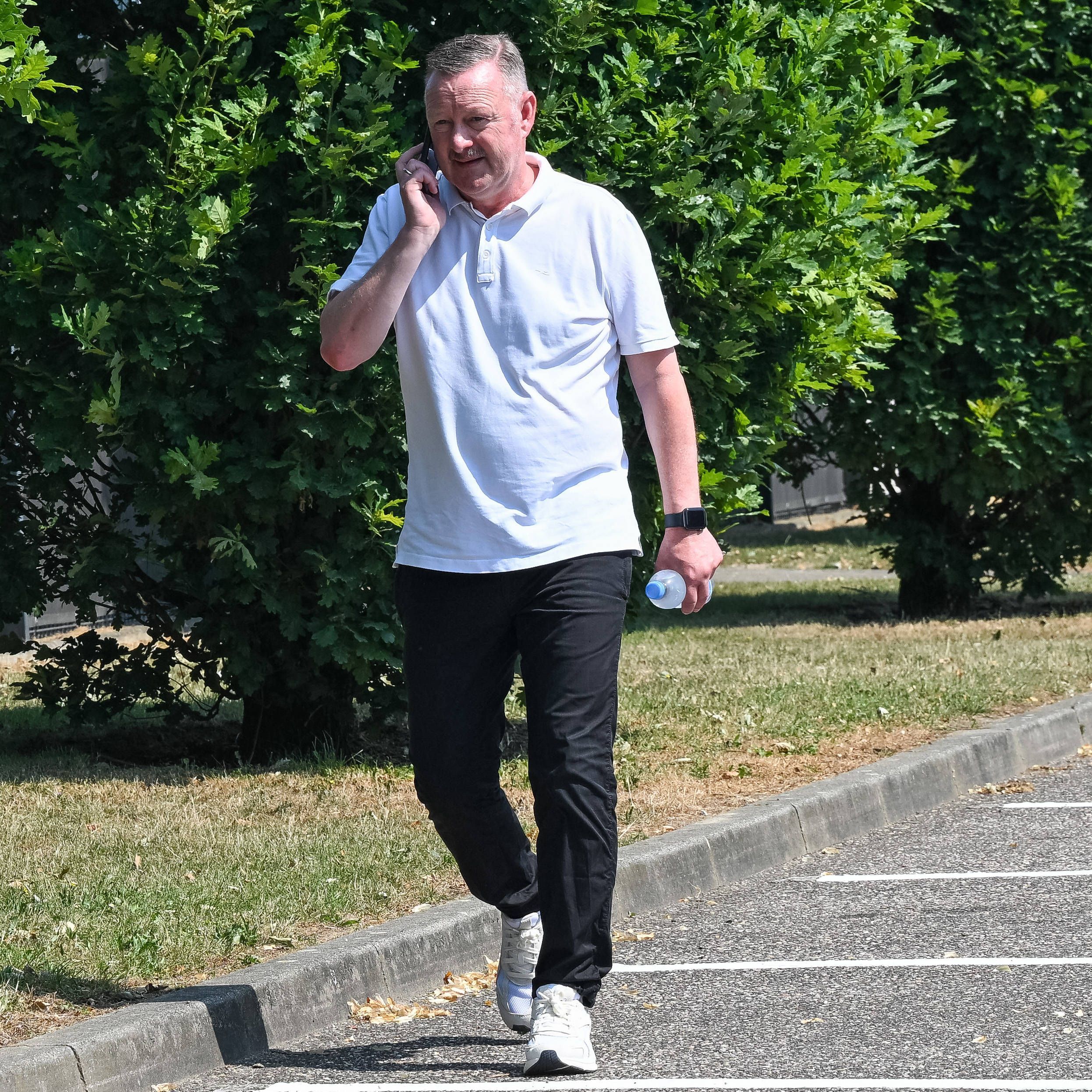 Roland Virkus am Handy.