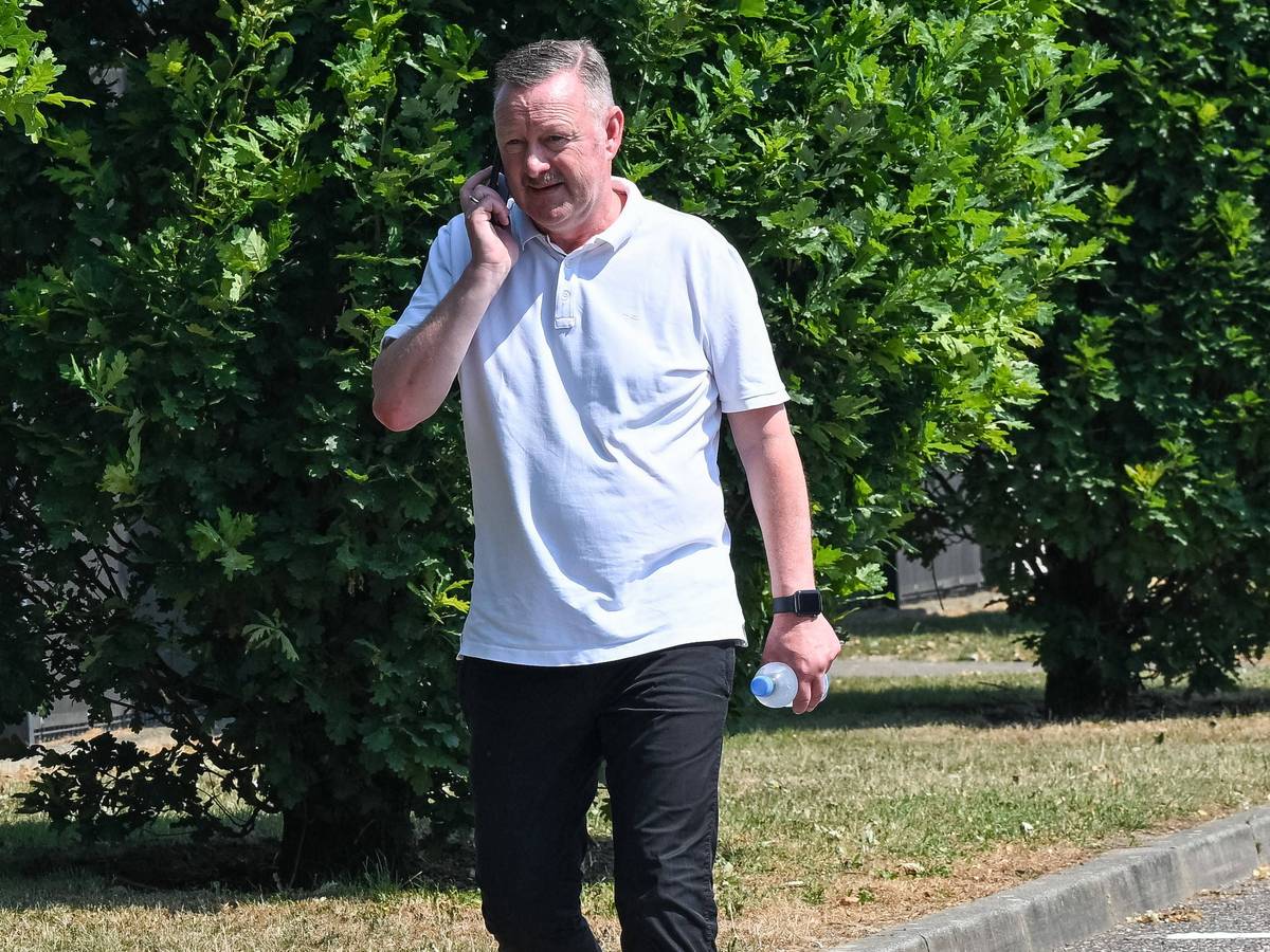 Roland Virkus am Handy.