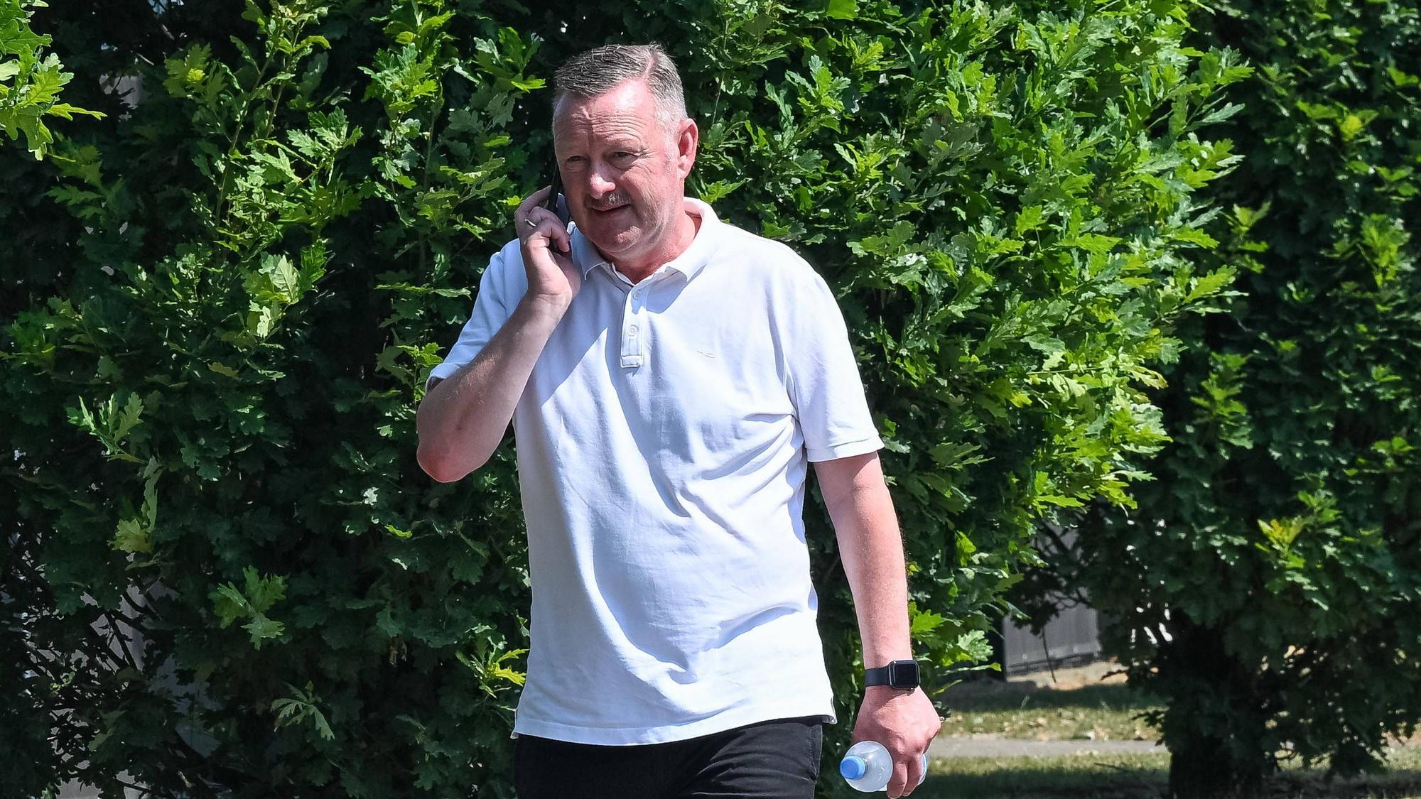 Roland Virkus am Handy.