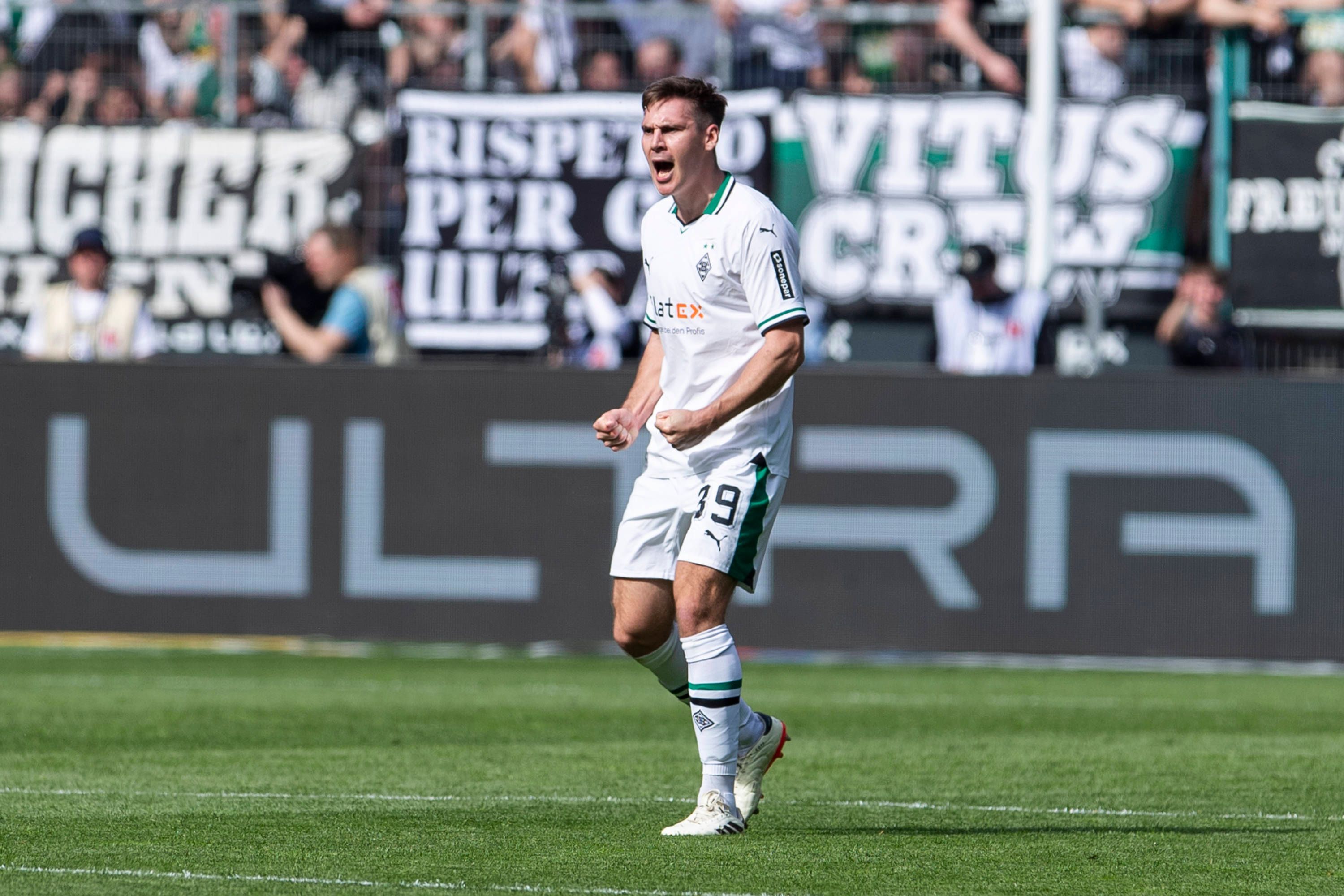 Maximilian Wöber ballt die Fäuste zum Jubel im Gladbach-Trikot.