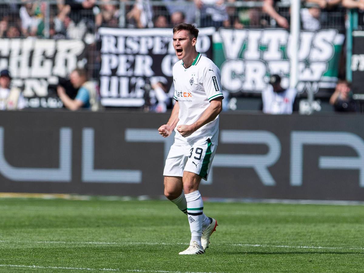 Maximilian Wöber ballt die Fäuste zum Jubel im Gladbach-Trikot.