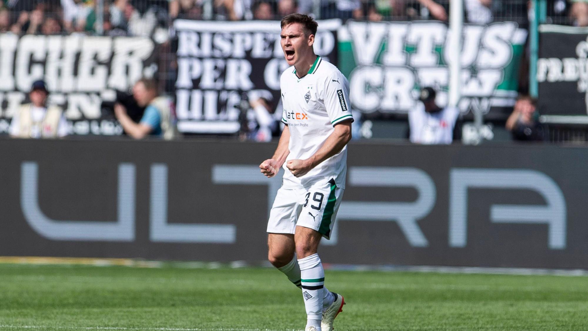 Maximilian Wöber ballt die Fäuste zum Jubel im Gladbach-Trikot.
