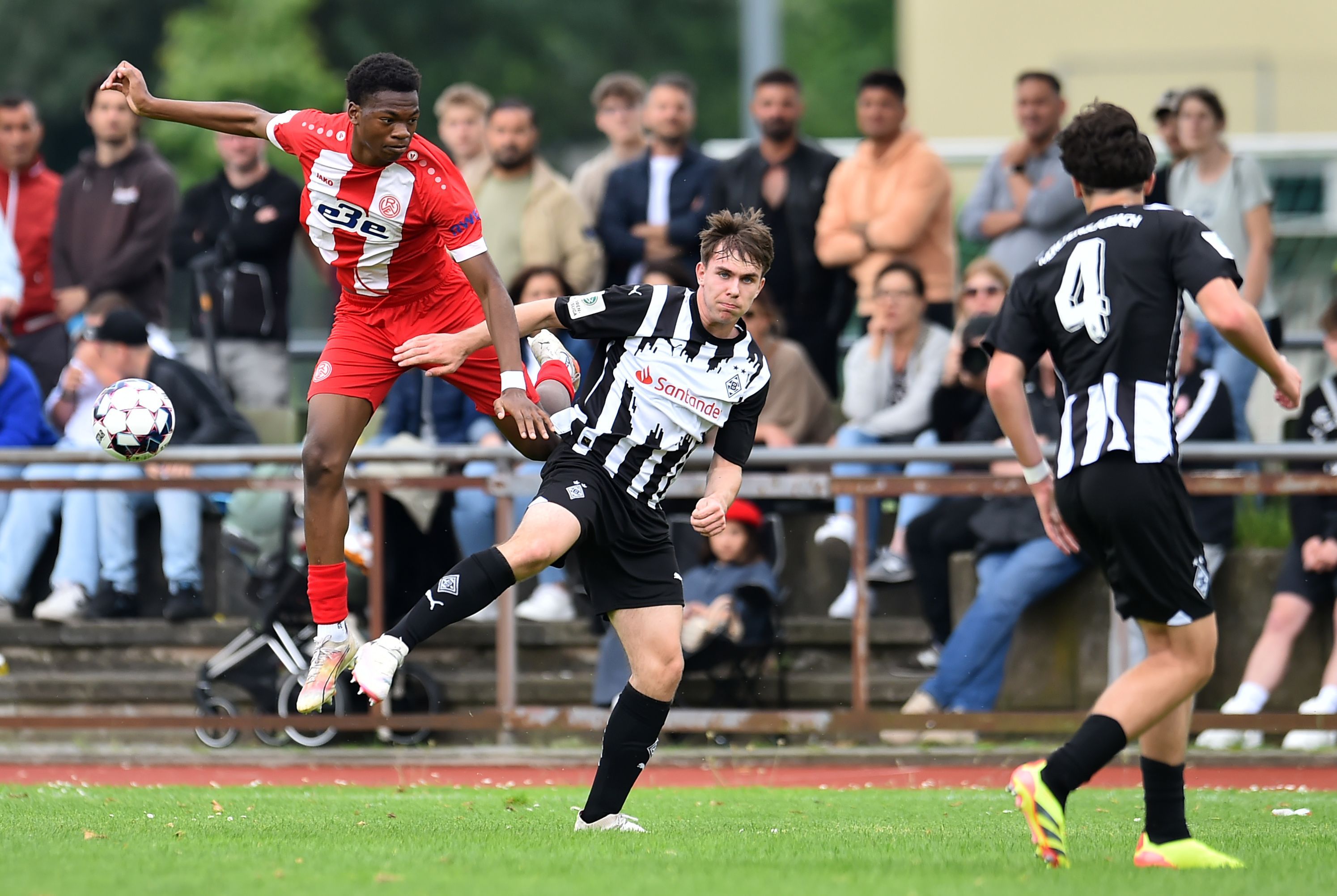 Ein Zweikampf zwischen Gladbach- und Essen-Spielern.