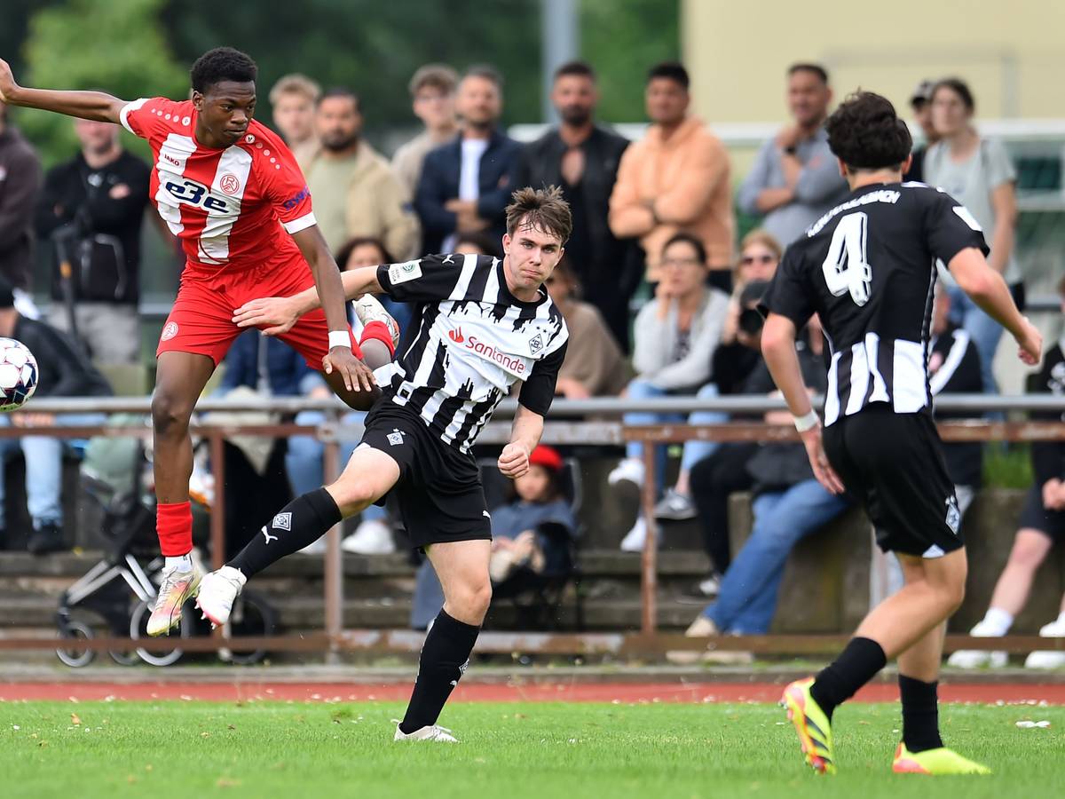 Ein Zweikampf zwischen Gladbach- und Essen-Spielern.