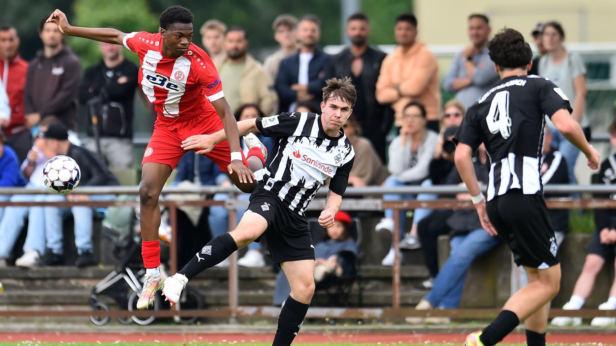 Ein Zweikampf zwischen Gladbach- und Essen-Spielern.