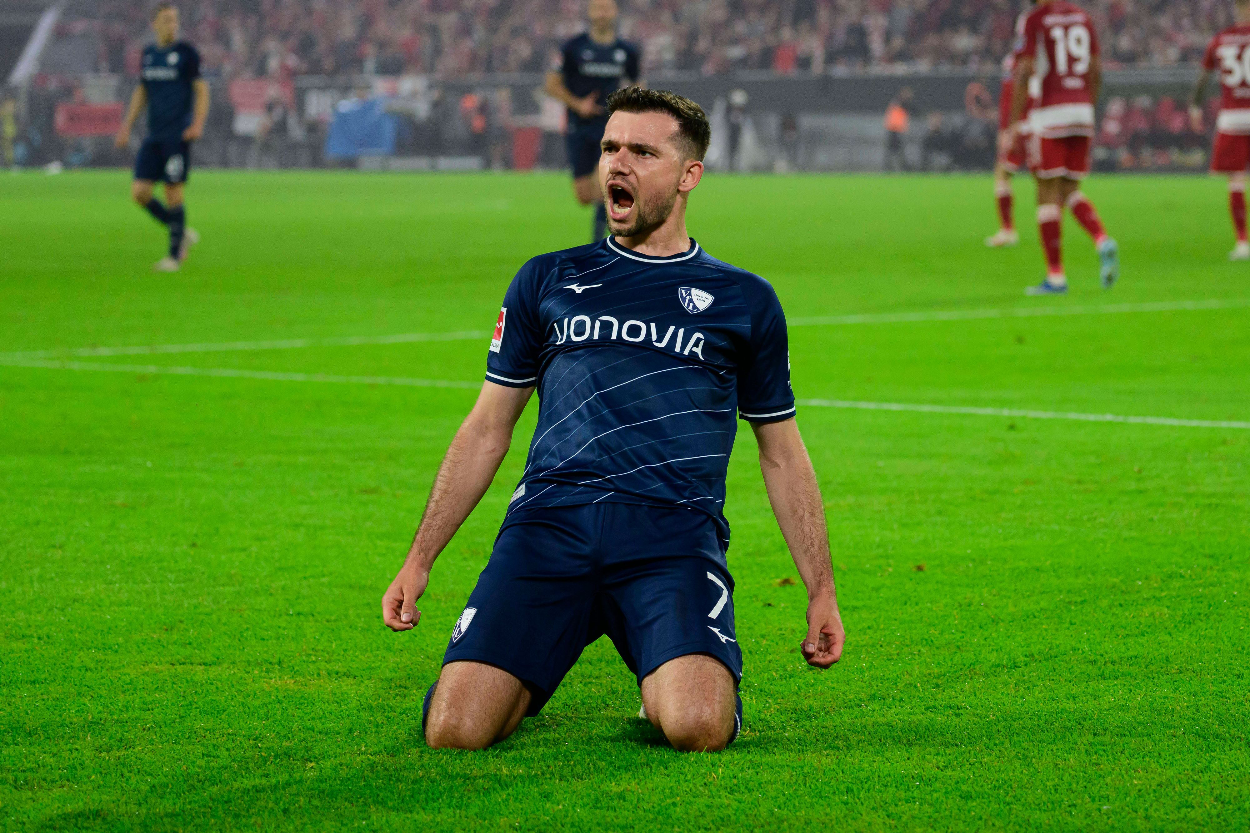 Kevin Stöger jubelt im Bochum-Trikot.