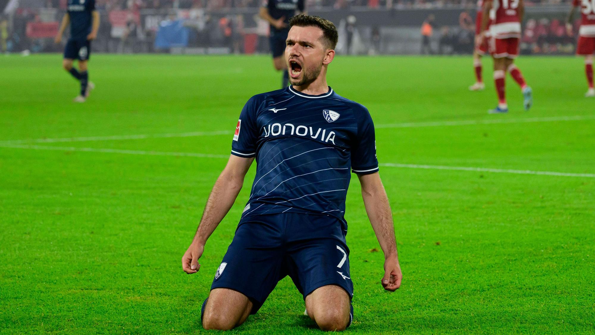 Kevin Stöger jubelt im Bochum-Trikot.