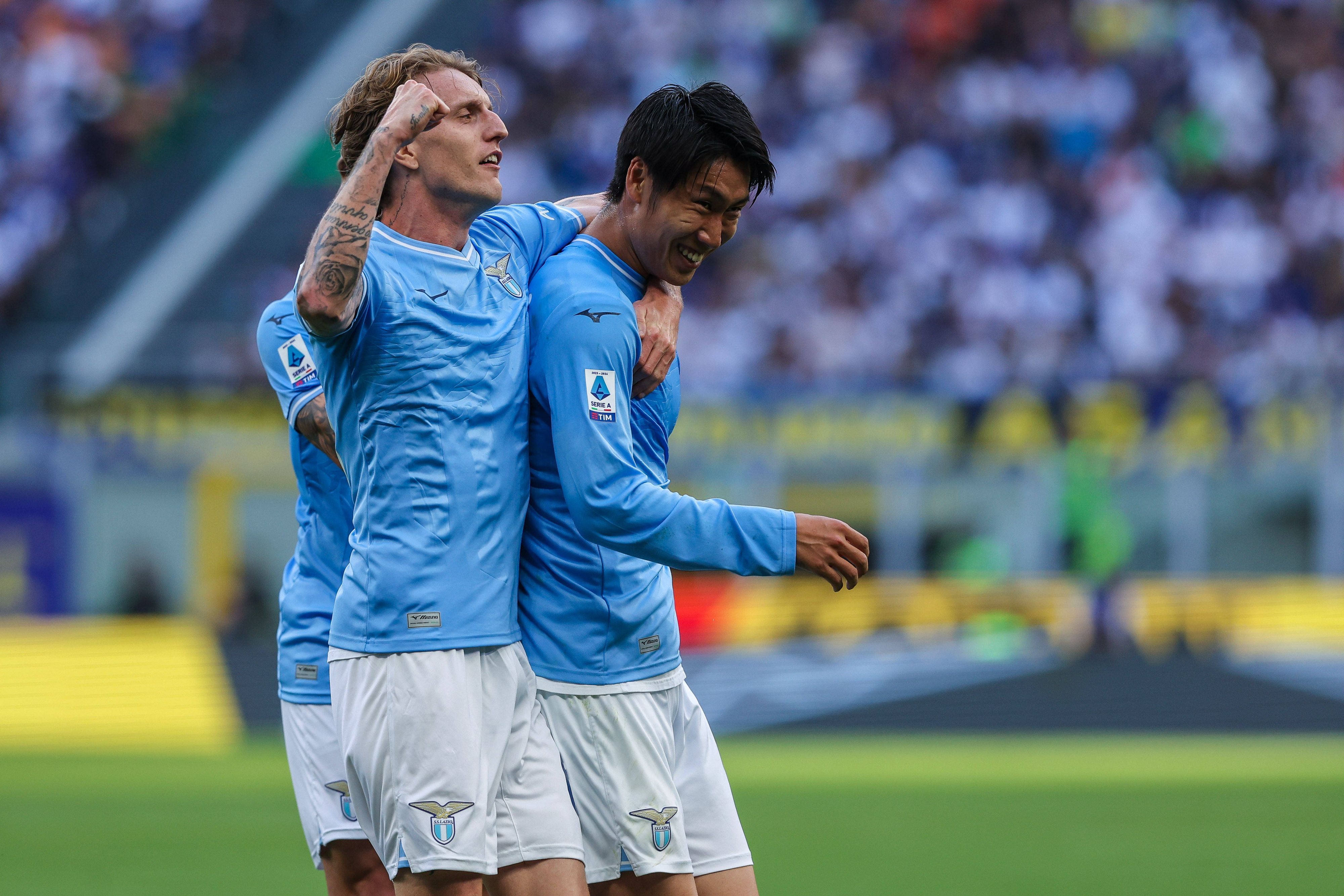 Die Lazio-Profis Daichi Kamada und Nicolò Rovella jubeln gemeinsam im Spiel bei Inter Mailand.
