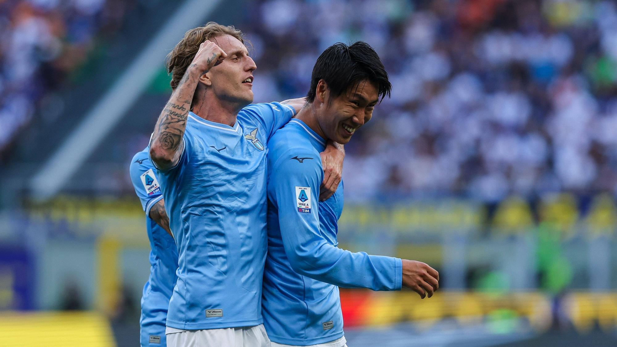 Die Lazio-Profis Daichi Kamada und Nicolò Rovella jubeln gemeinsam im Spiel bei Inter Mailand.