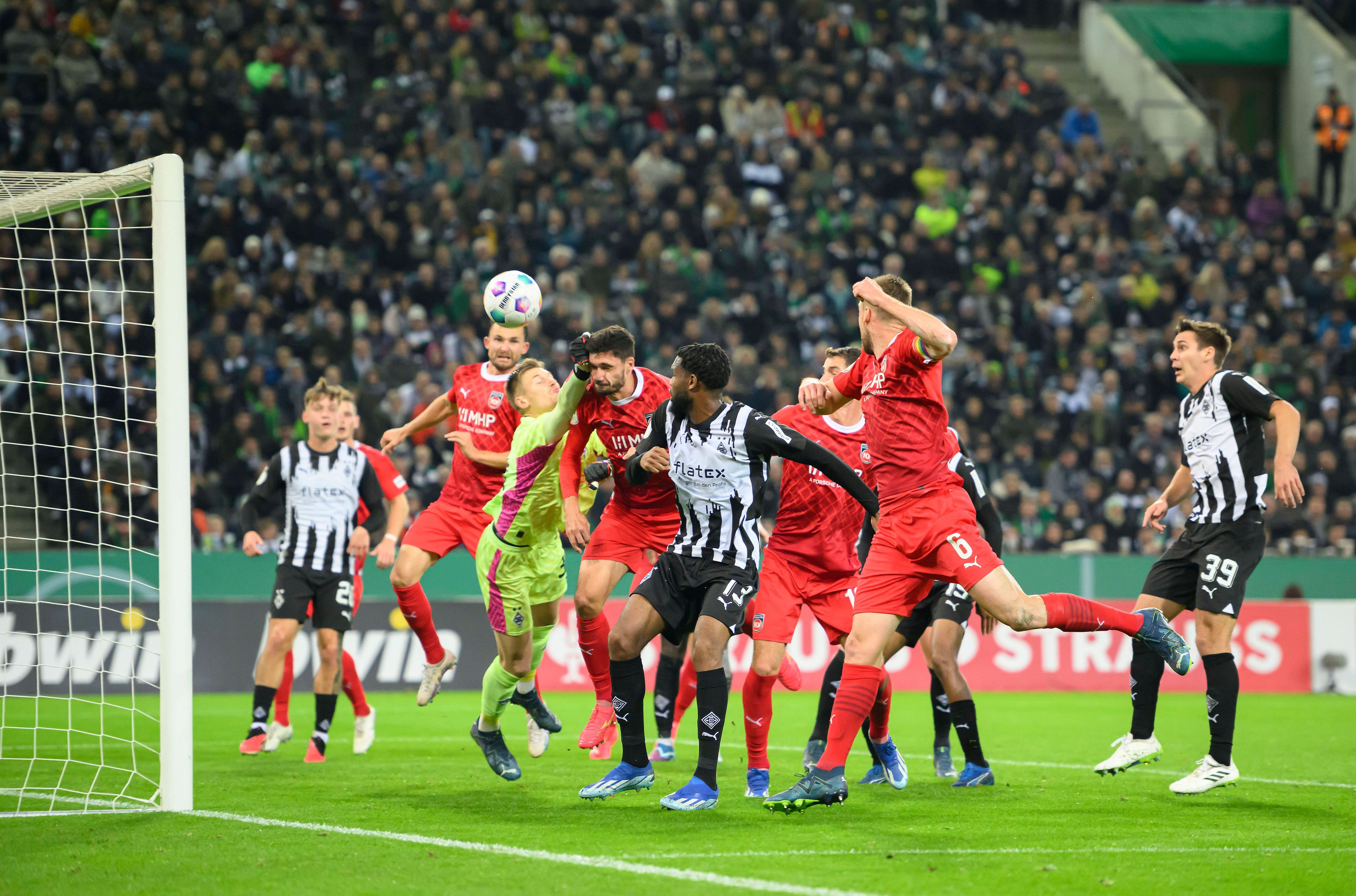 Eine Strafraumszene beim Spiel von Borussia Mönchengladbach gegen den 1. FC Heidenheim.