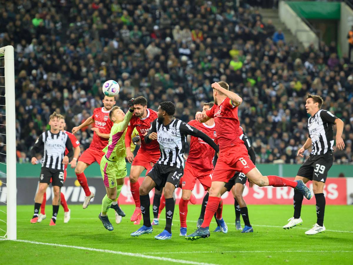 Eine Strafraumszene beim Spiel von Borussia Mönchengladbach gegen den 1. FC Heidenheim.