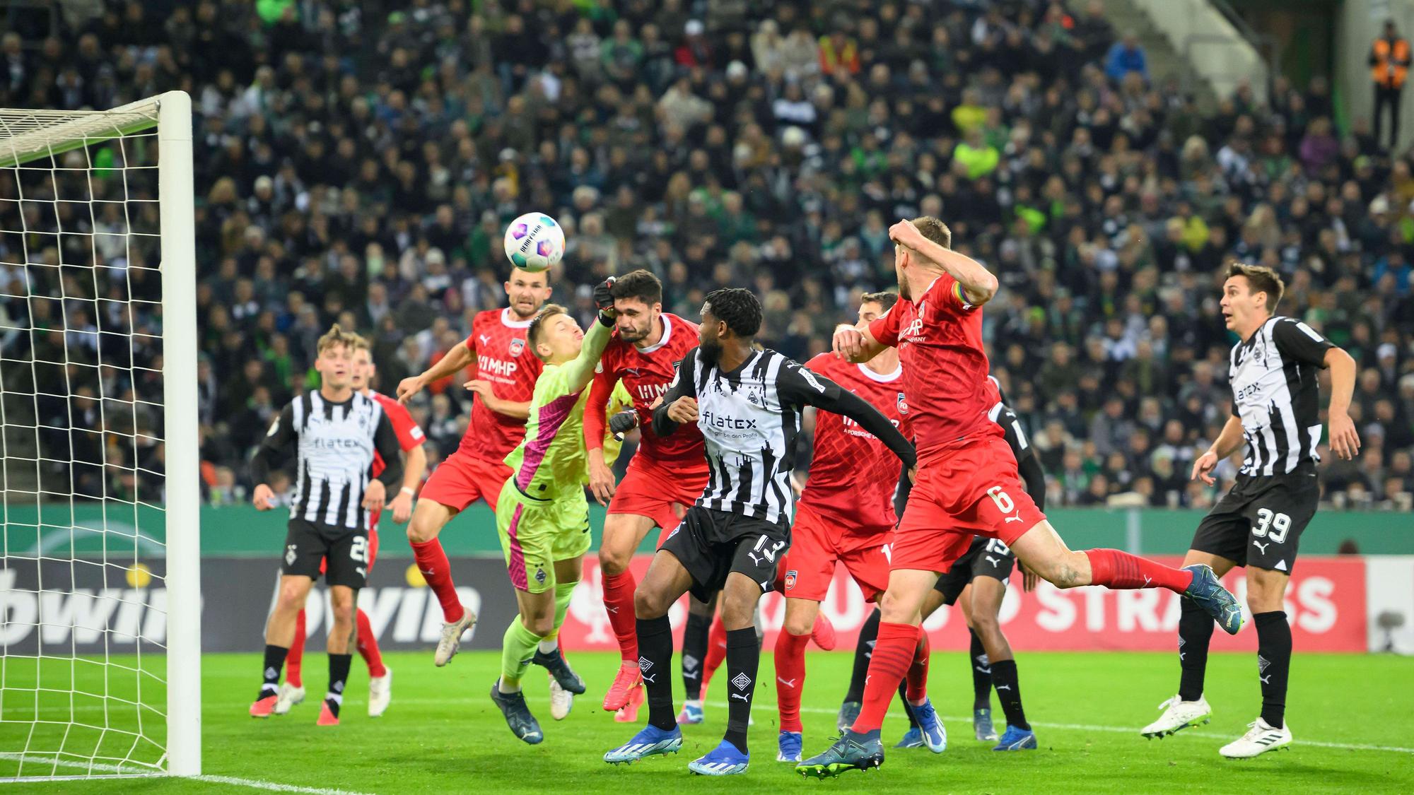 Eine Strafraumszene beim Spiel von Borussia Mönchengladbach gegen den 1. FC Heidenheim.