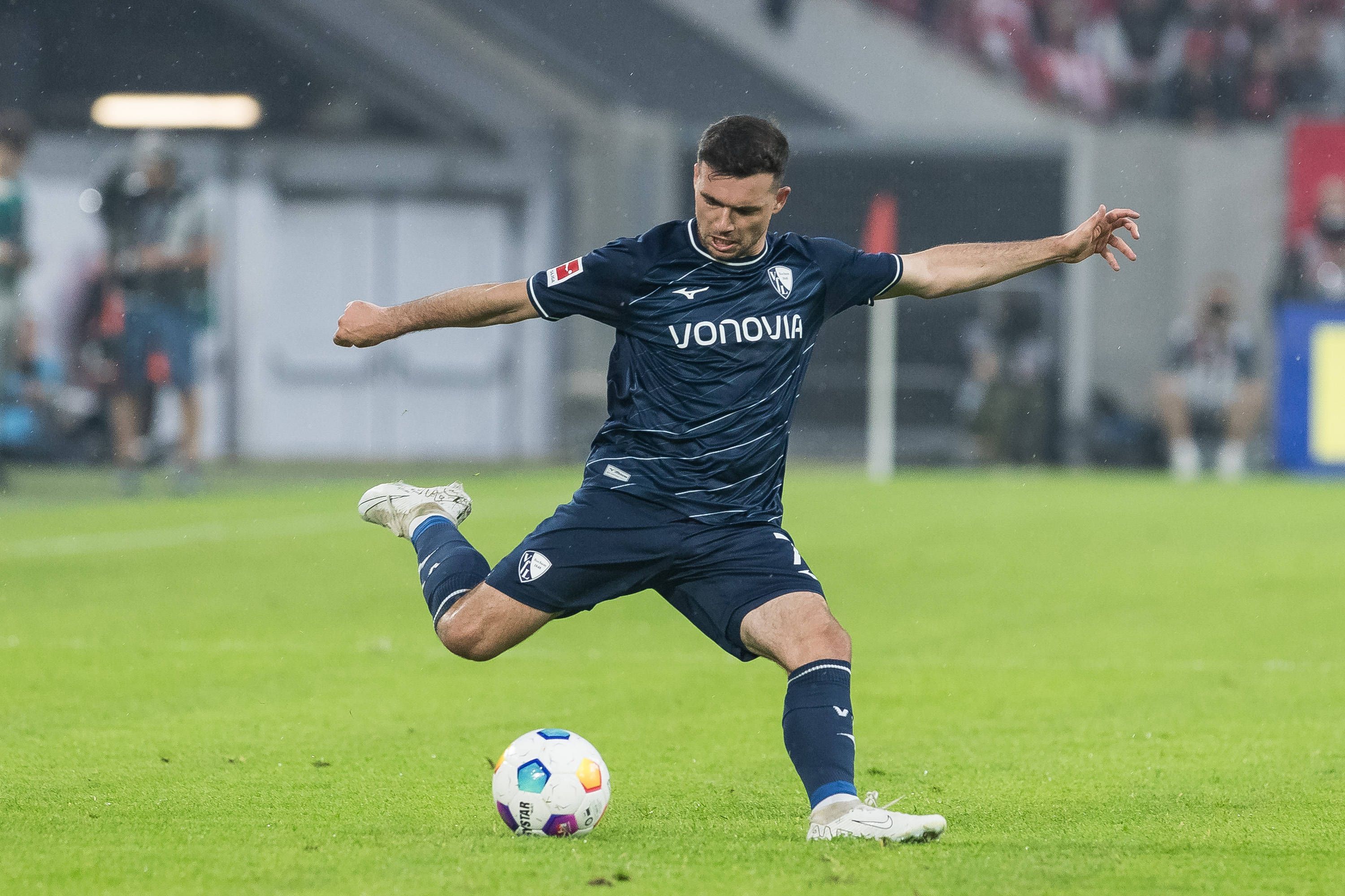 Bochums Kevin Stöger zieht im Relegations-Spiel bei Fortuna Düsseldorf ab.