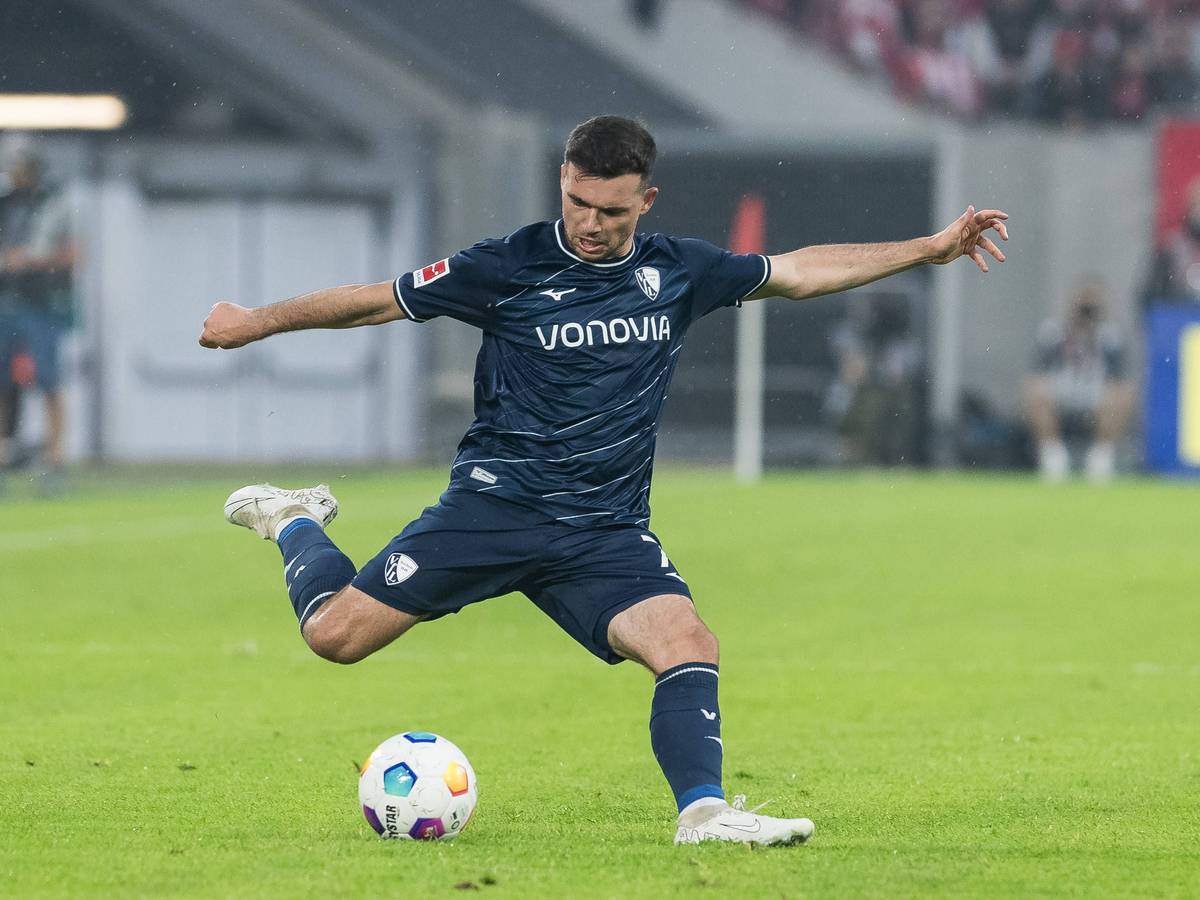 Bochums Kevin Stöger zieht im Relegations-Spiel bei Fortuna Düsseldorf ab.