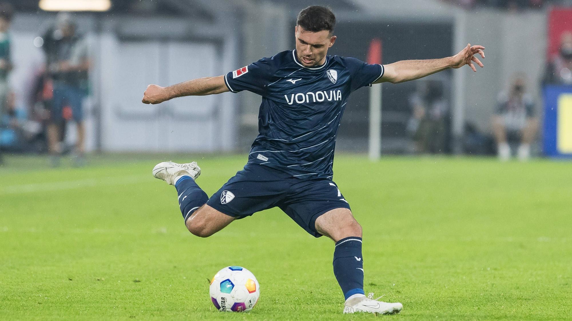 Bochums Kevin Stöger zieht im Relegations-Spiel bei Fortuna Düsseldorf ab.