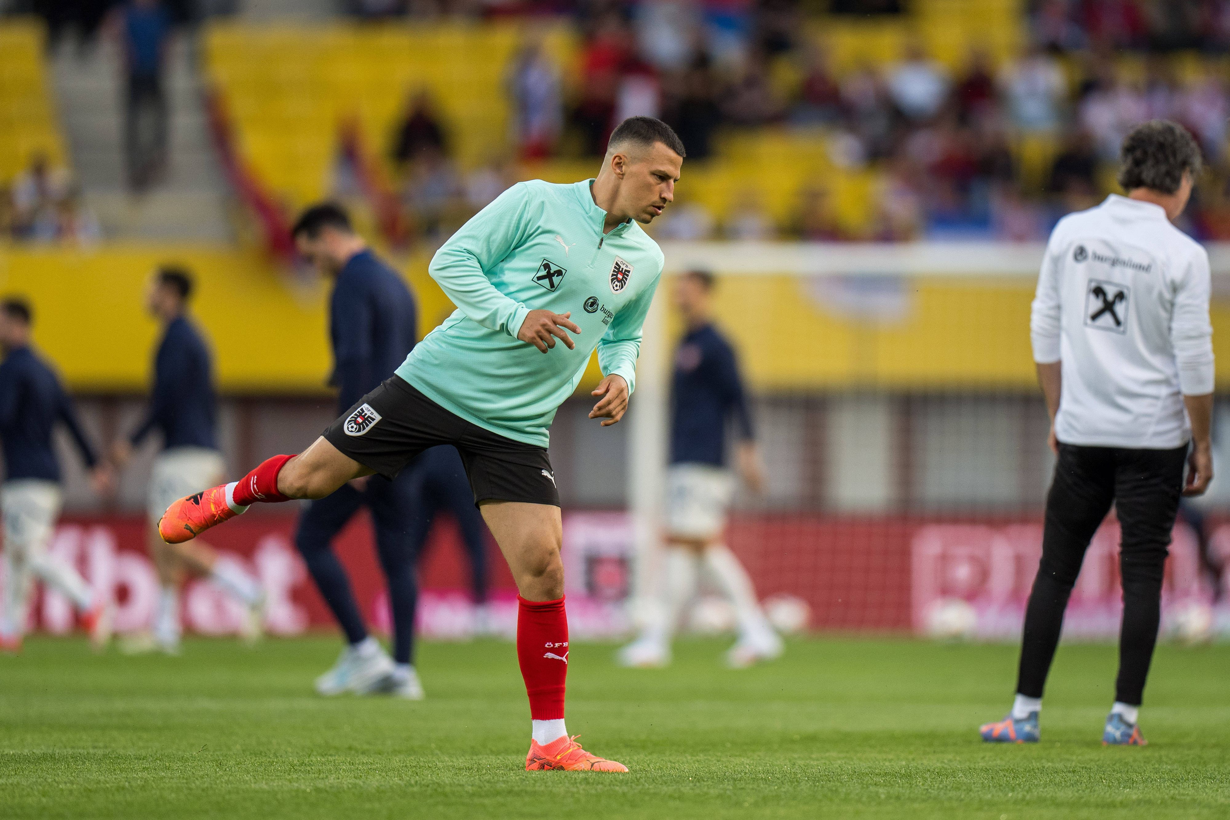 Stefan Lainer macht sich warm im ÖFB-Trikot.