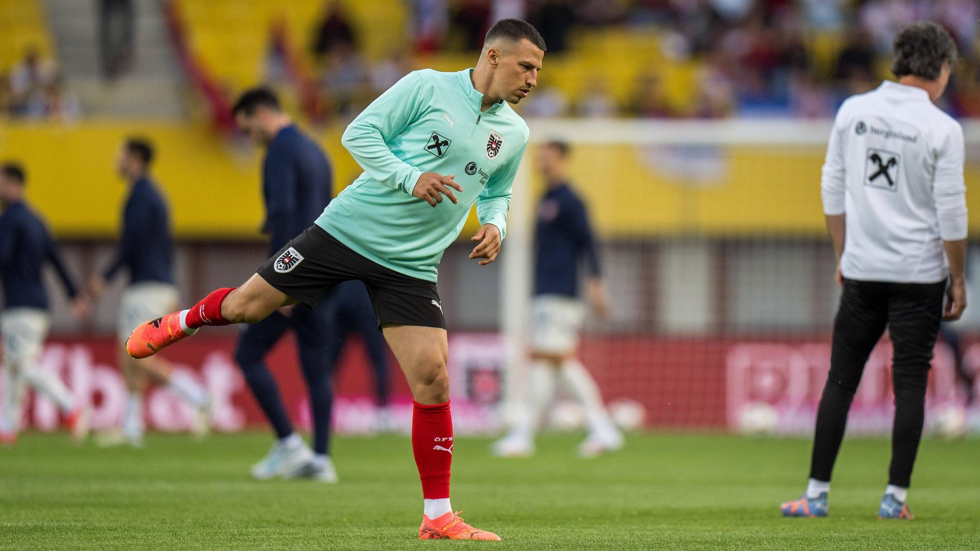 Stefan Lainer macht sich warm im ÖFB-Trikot.