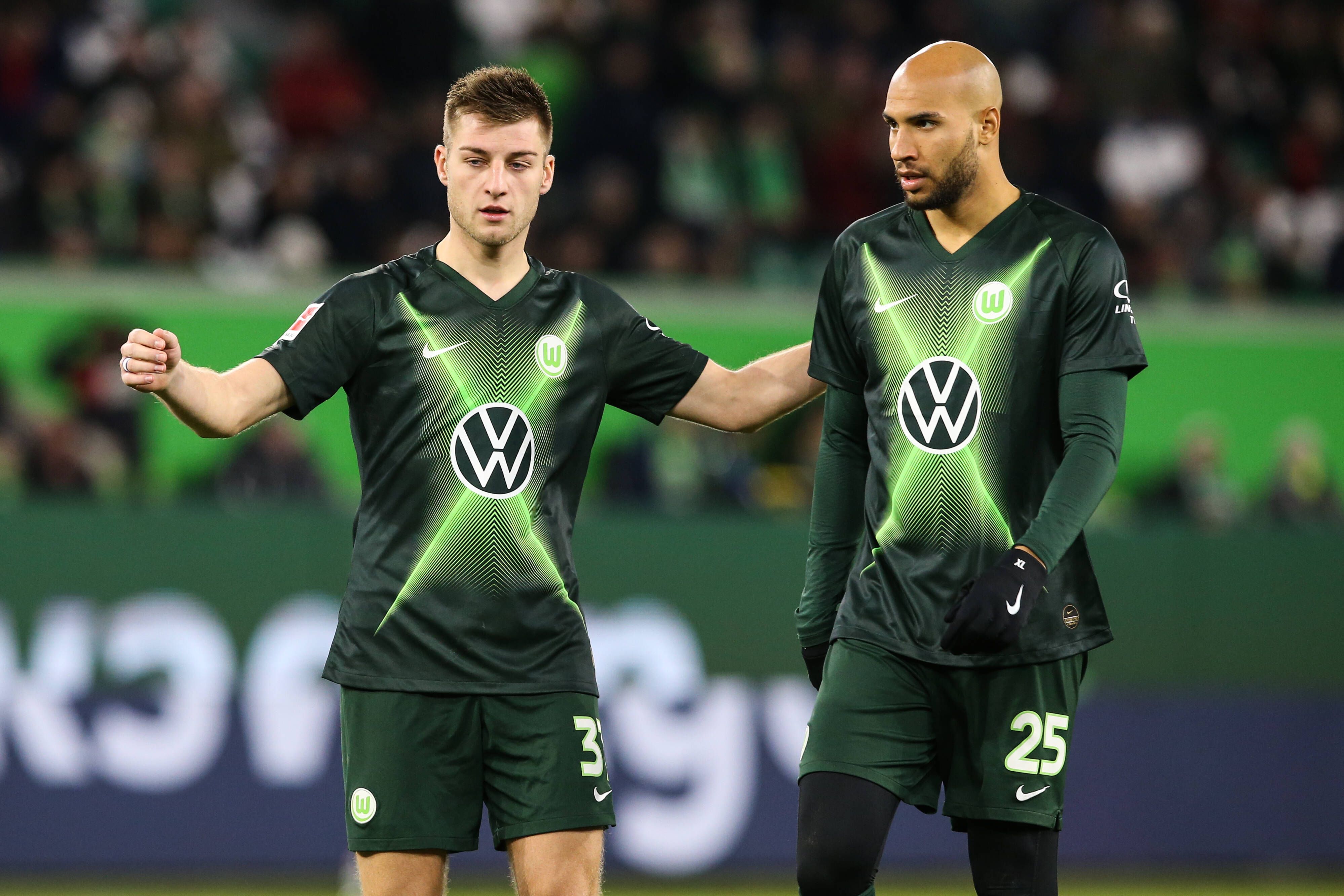 Die Wolfsburg-Profis Robin Knoche und John Anthony Brooks beim Spiel gegen Borussia Mönchengladbach im Gespräch.