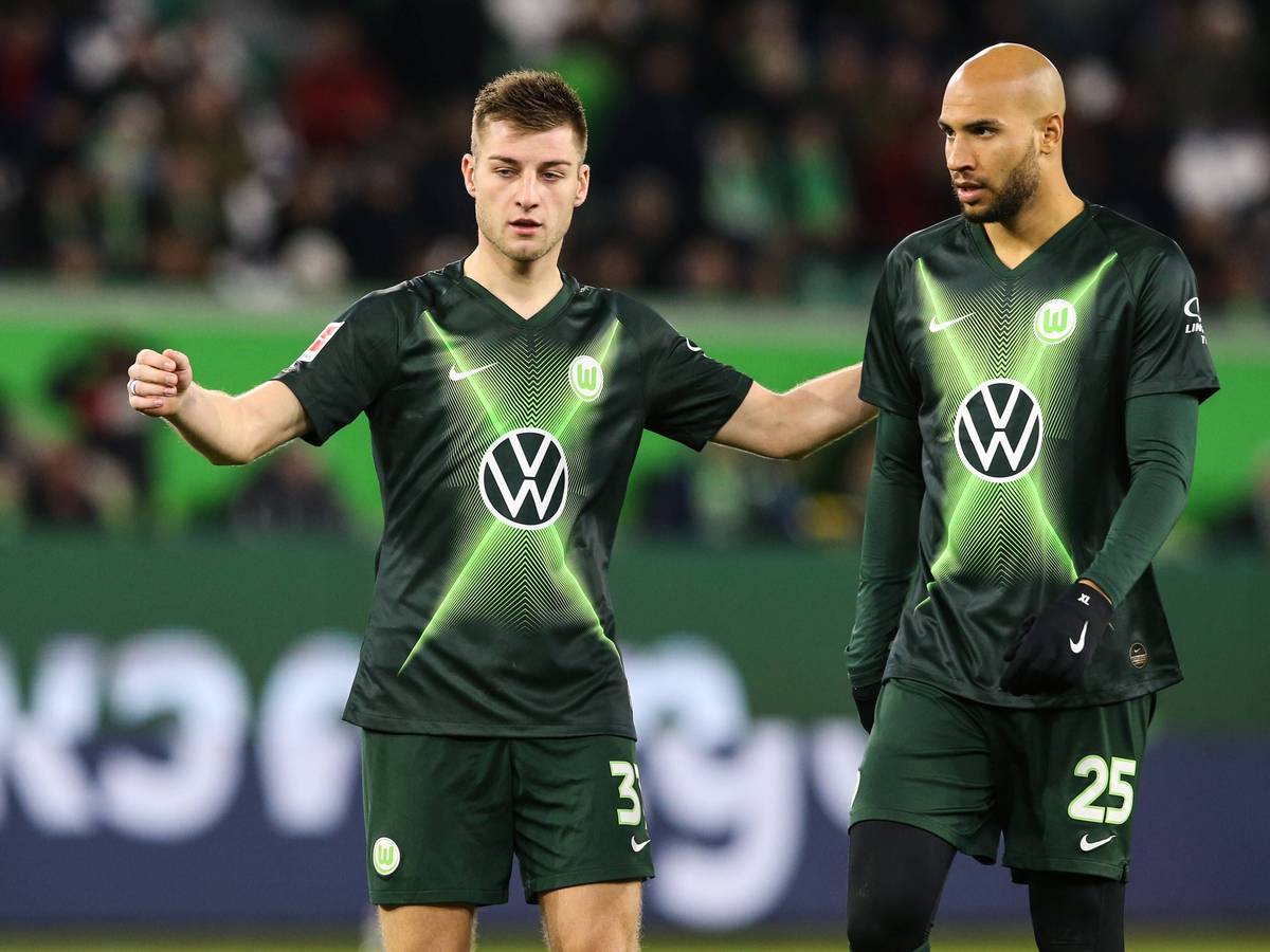 Die Wolfsburg-Profis Robin Knoche und John Anthony Brooks beim Spiel gegen Borussia Mönchengladbach im Gespräch.