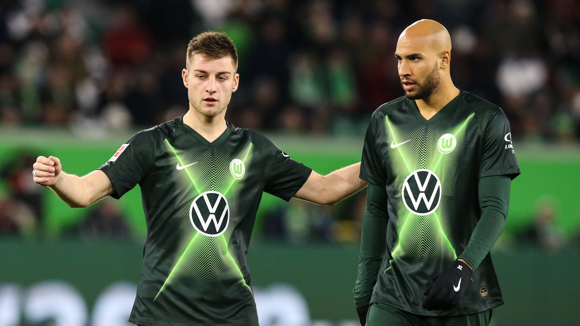Die Wolfsburg-Profis Robin Knoche und John Anthony Brooks beim Spiel gegen Borussia Mönchengladbach im Gespräch.