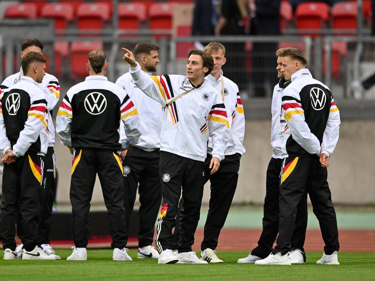 Rocco Reitz steht mit seinen Mitspielern auf dem Platz.