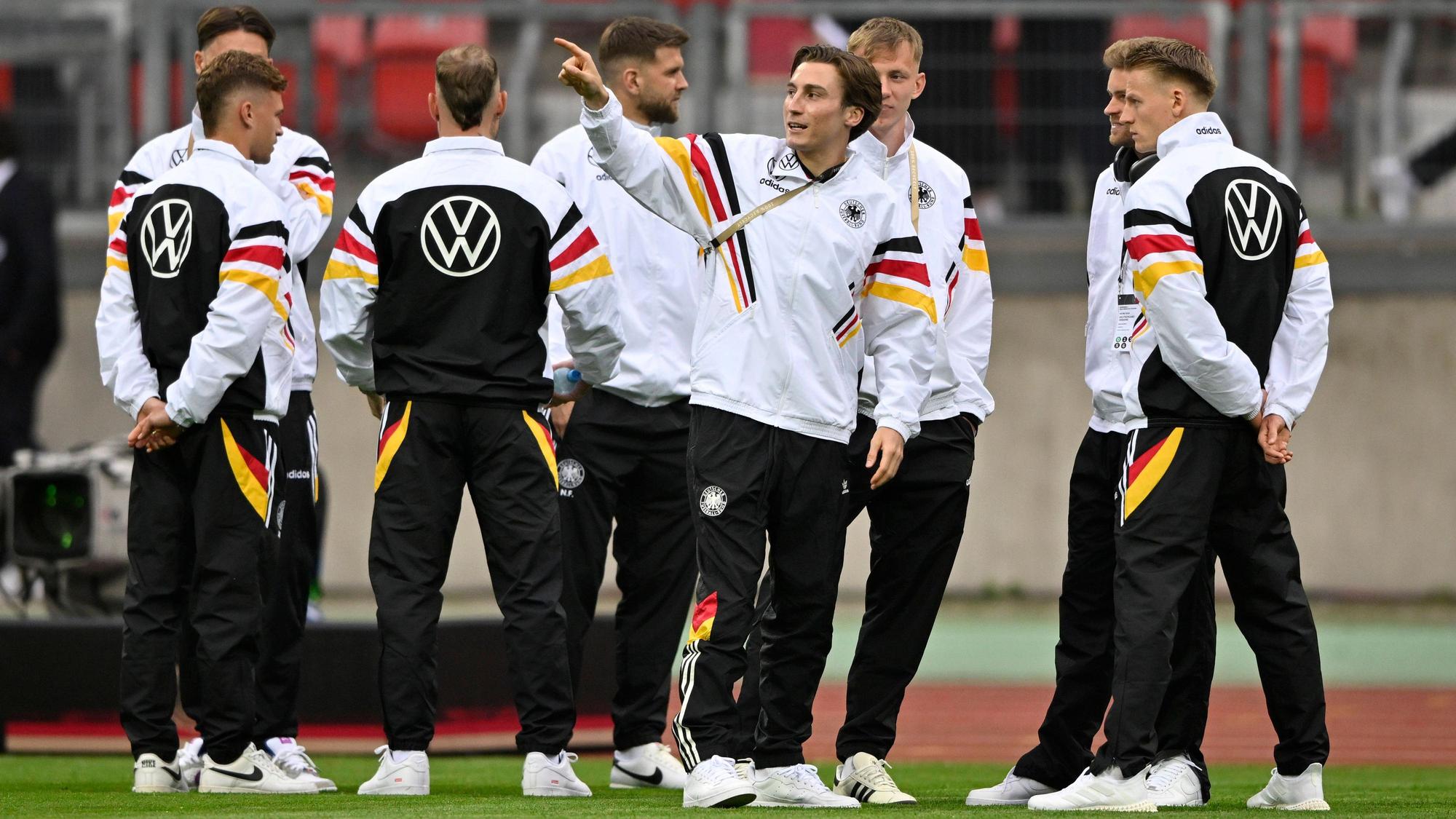 Rocco Reitz steht mit seinen Mitspielern auf dem Platz.