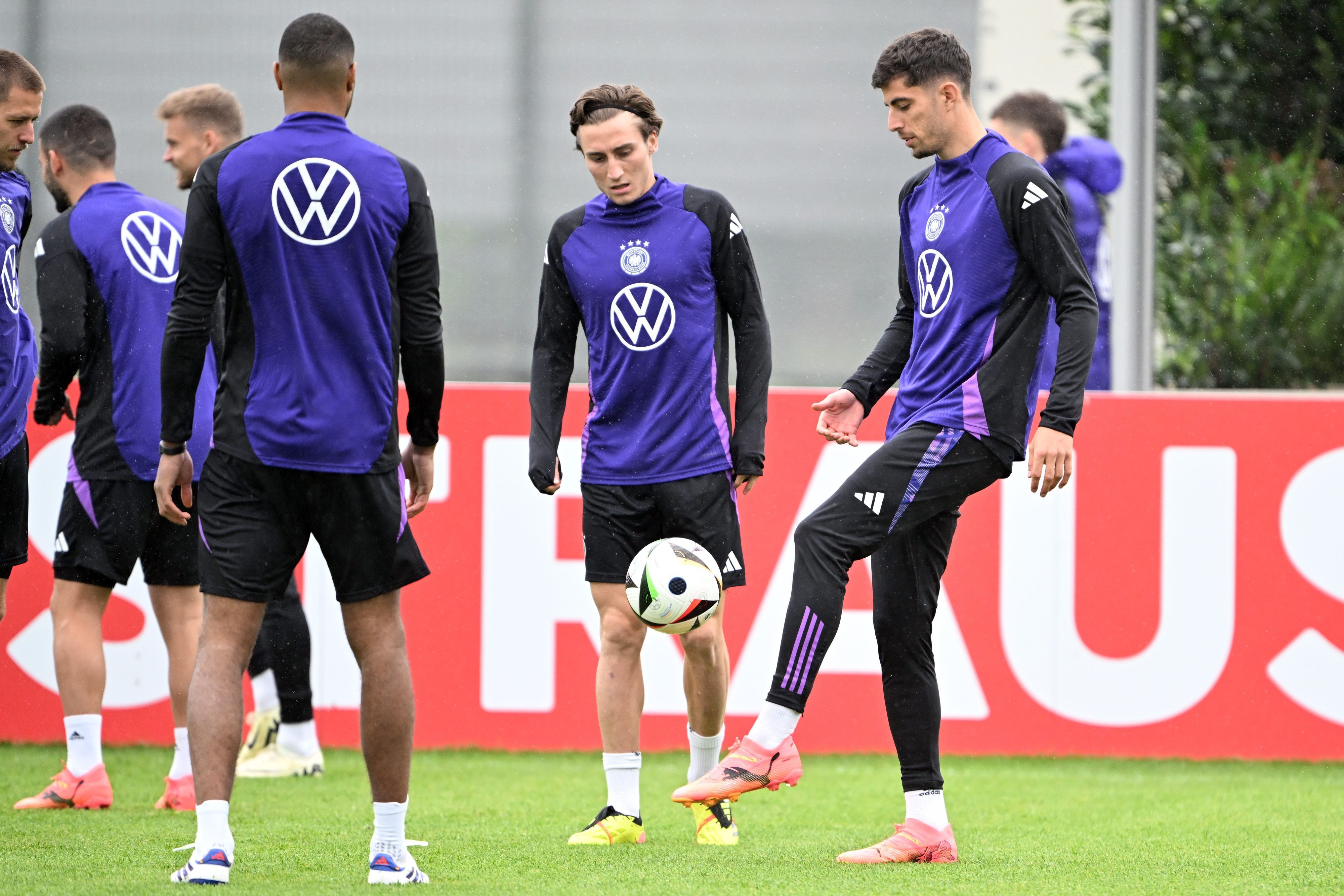 Deutschlands Jonathan Tah (l-r), Rocco Reitz und Kai Havertz in Aktion während des Trainings.