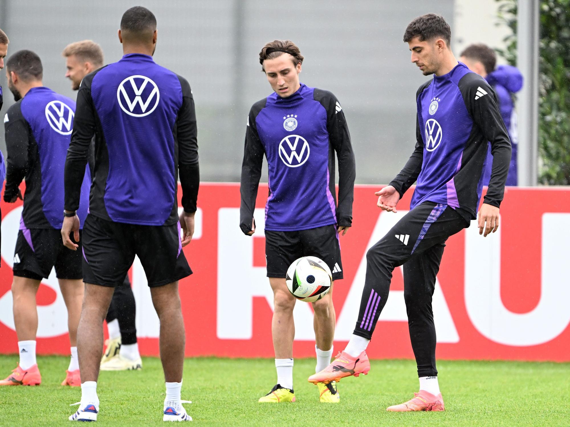 Deutschlands Jonathan Tah (l-r), Rocco Reitz und Kai Havertz in Aktion während des Trainings.