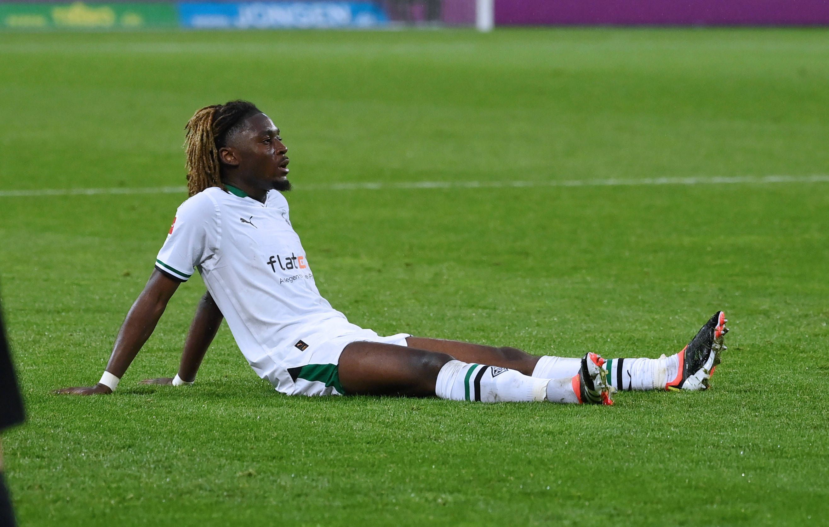 Manu Koné sitzt am Boden.