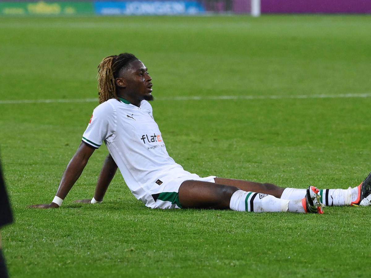 Manu Koné sitzt am Boden.