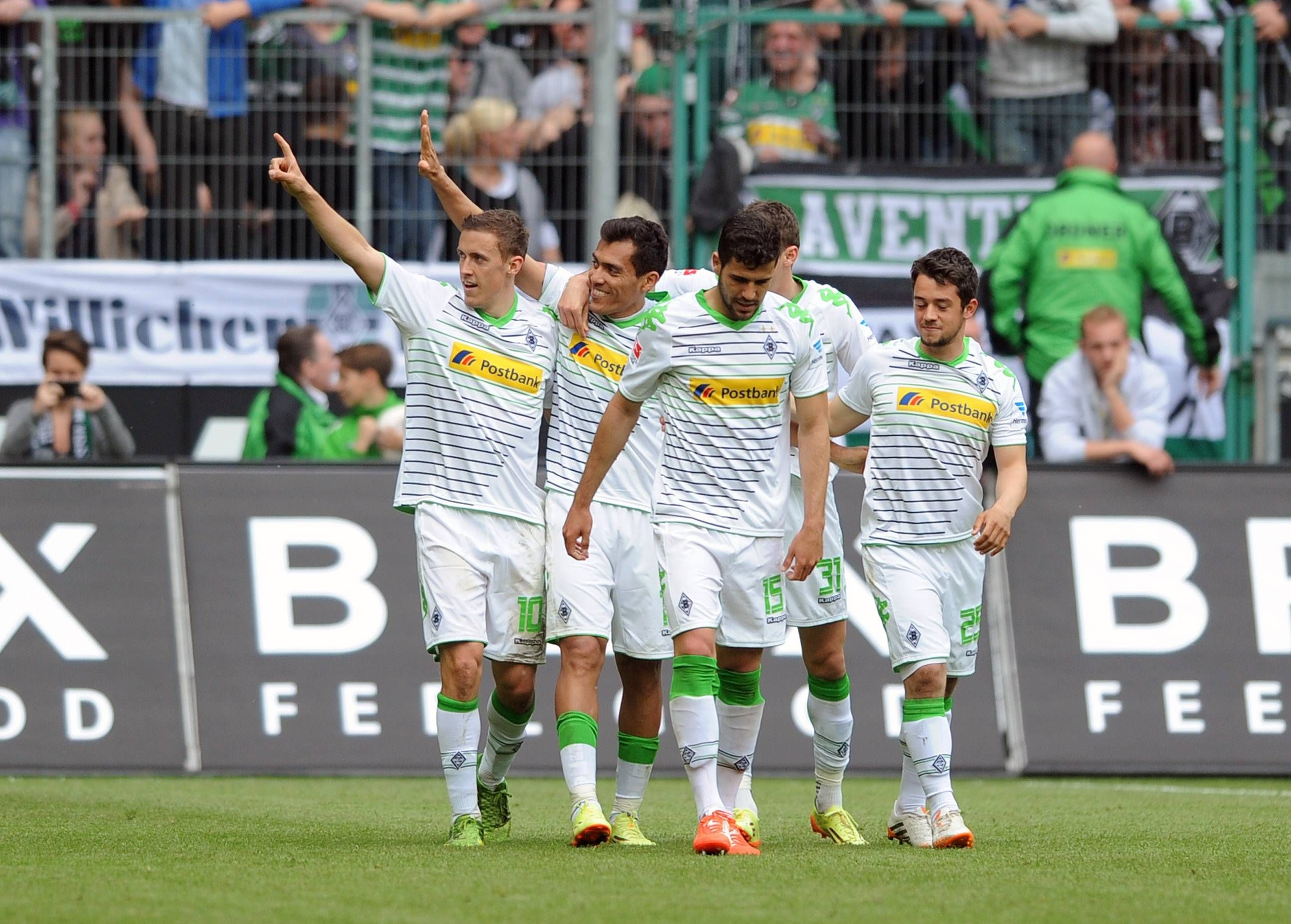 Max Kruse, Juan Arango, Alvaro Dominguez und Amin Younes beim gemeinsamen Torjubel.