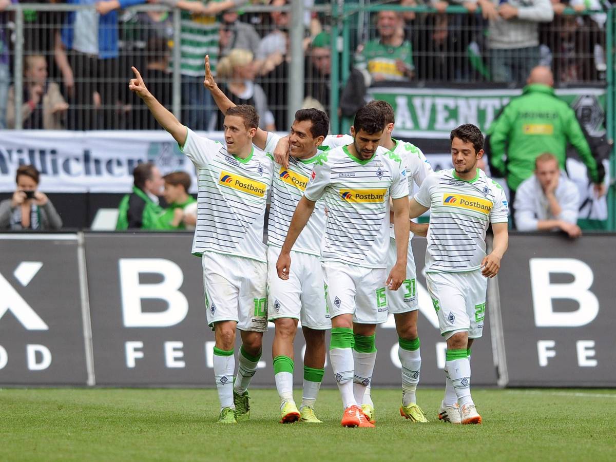 Max Kruse, Juan Arango, Alvaro Dominguez und Amin Younes beim gemeinsamen Torjubel.
