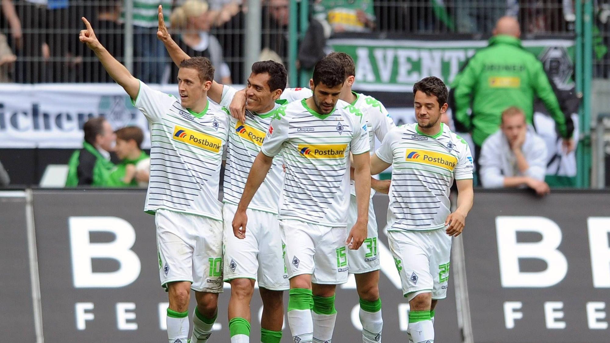 Max Kruse, Juan Arango, Alvaro Dominguez und Amin Younes beim gemeinsamen Torjubel.