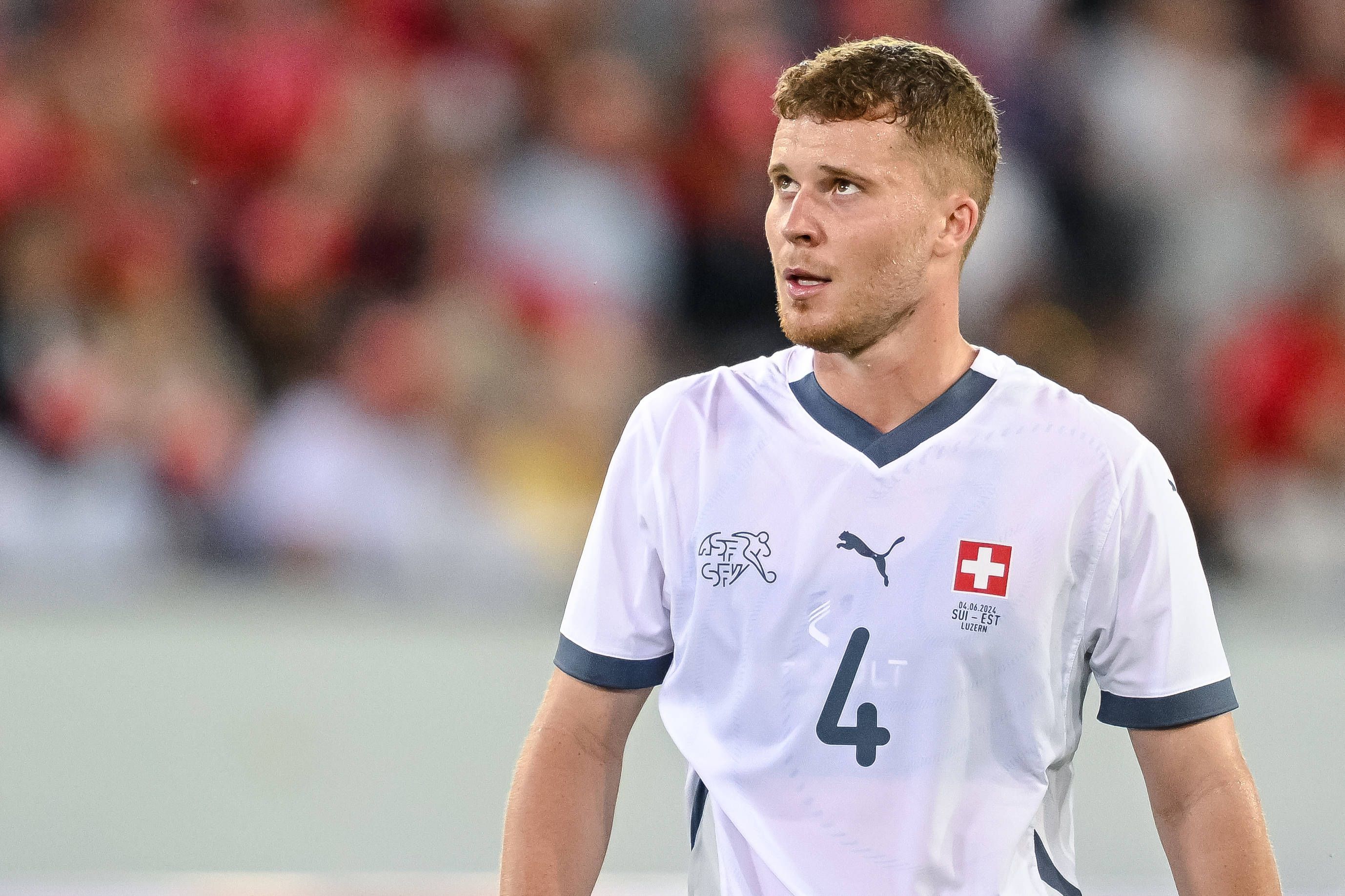 Der Schweizer Nationalspieler Nico Elvedi steht im Testspiel gegen Estland auf dem Platz.