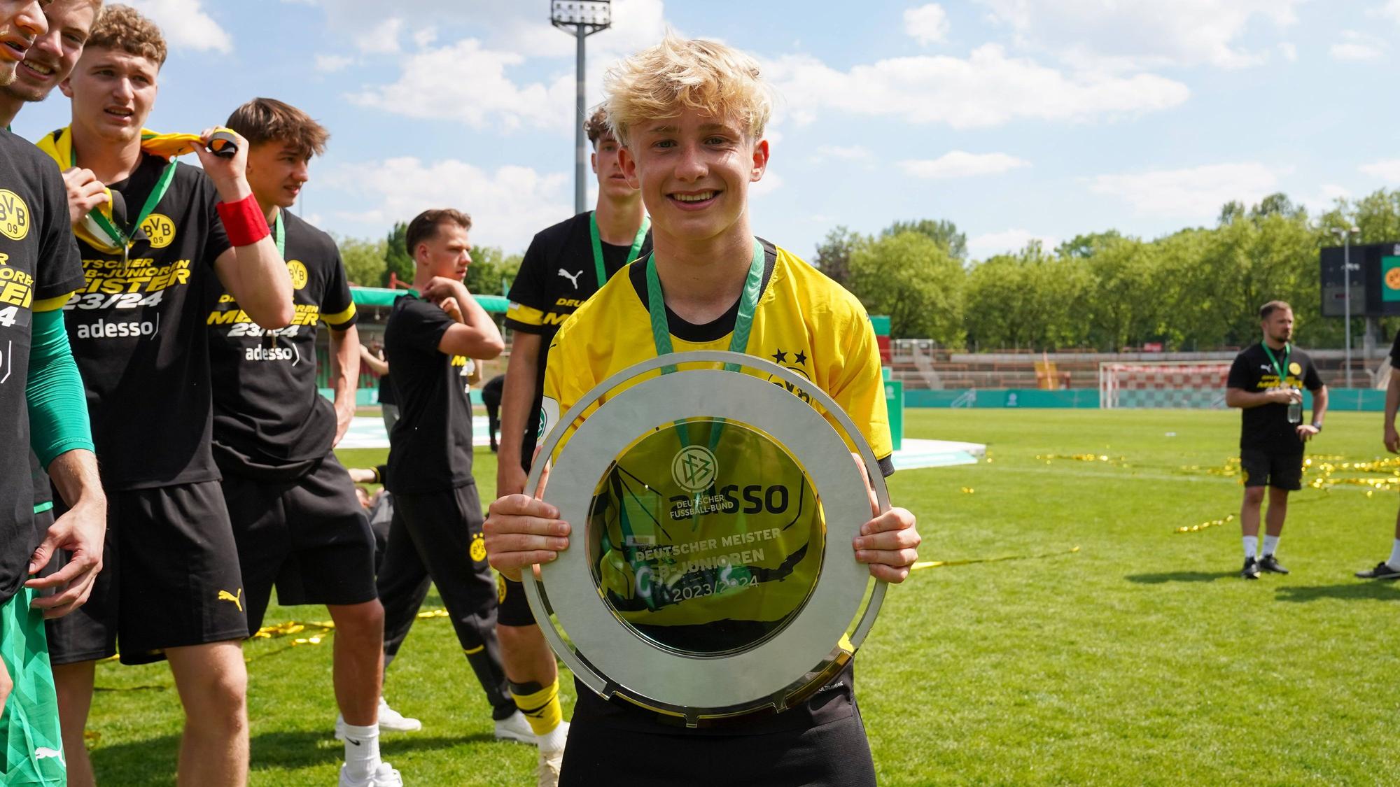 Borussia Dortmunds Fritz Fleck posiert mit der Meister-Schale.