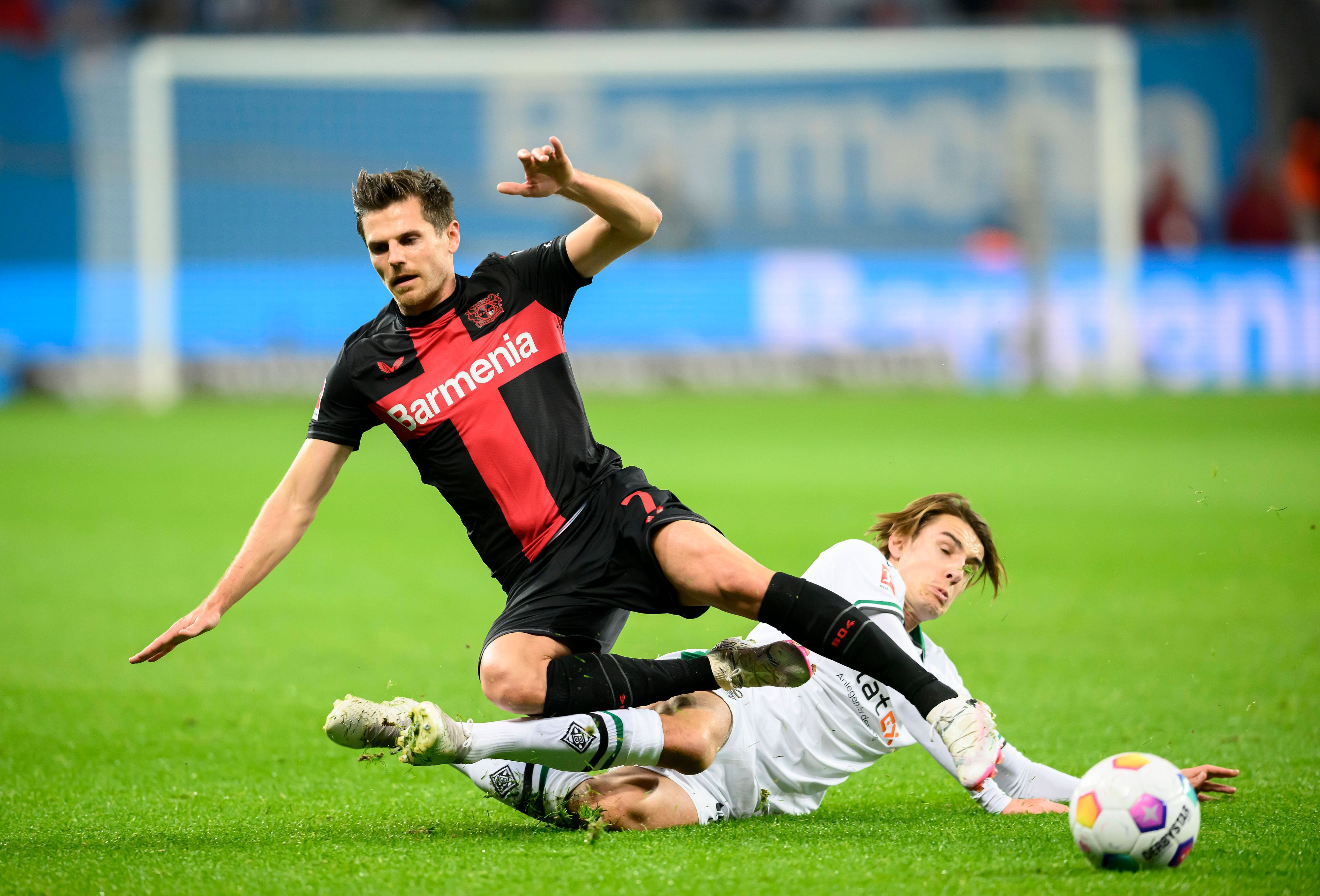 Bayer Leverkusens Jonas Hofmann wird von Borussia Mönchengladbachs Florian Neuhaus abgegrätscht.