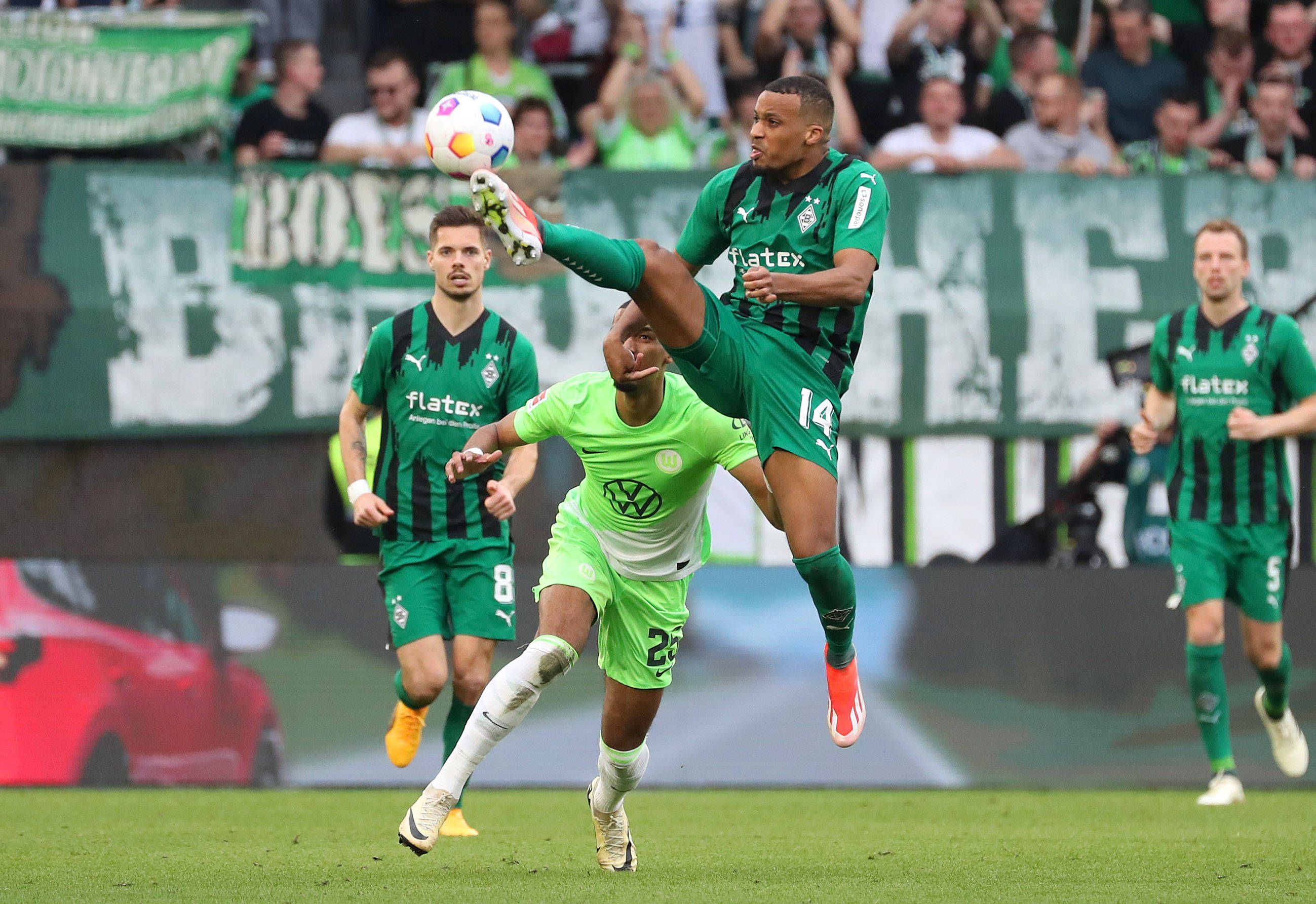 Alassane Plea kämpft artistisch um den Ball.