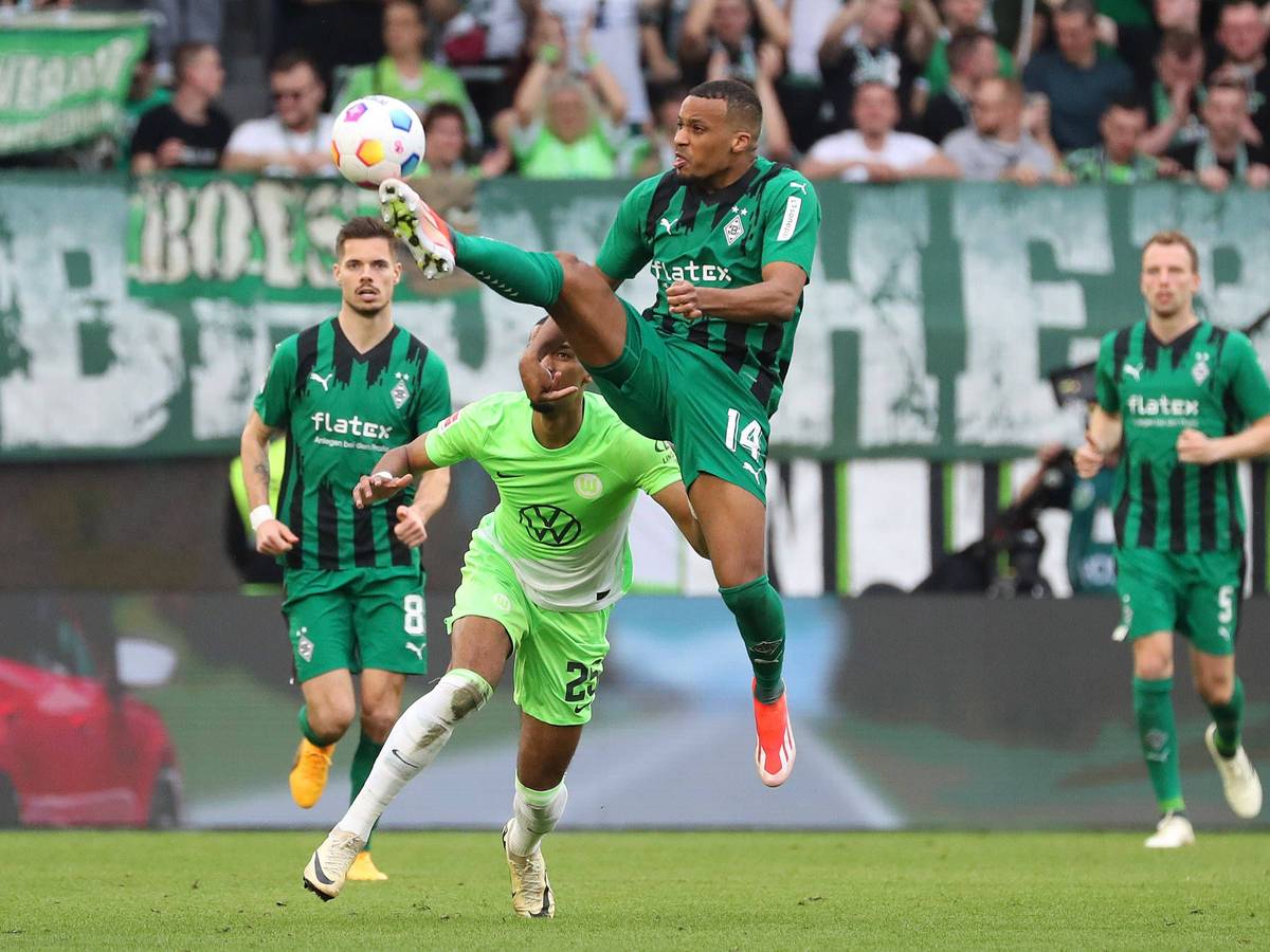 Alassane Plea kämpft artistisch um den Ball.