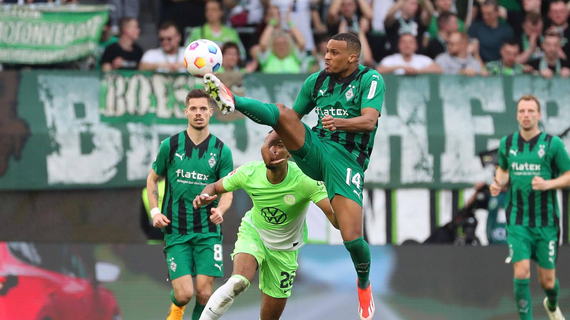 Alassane Plea kämpft artistisch um den Ball.