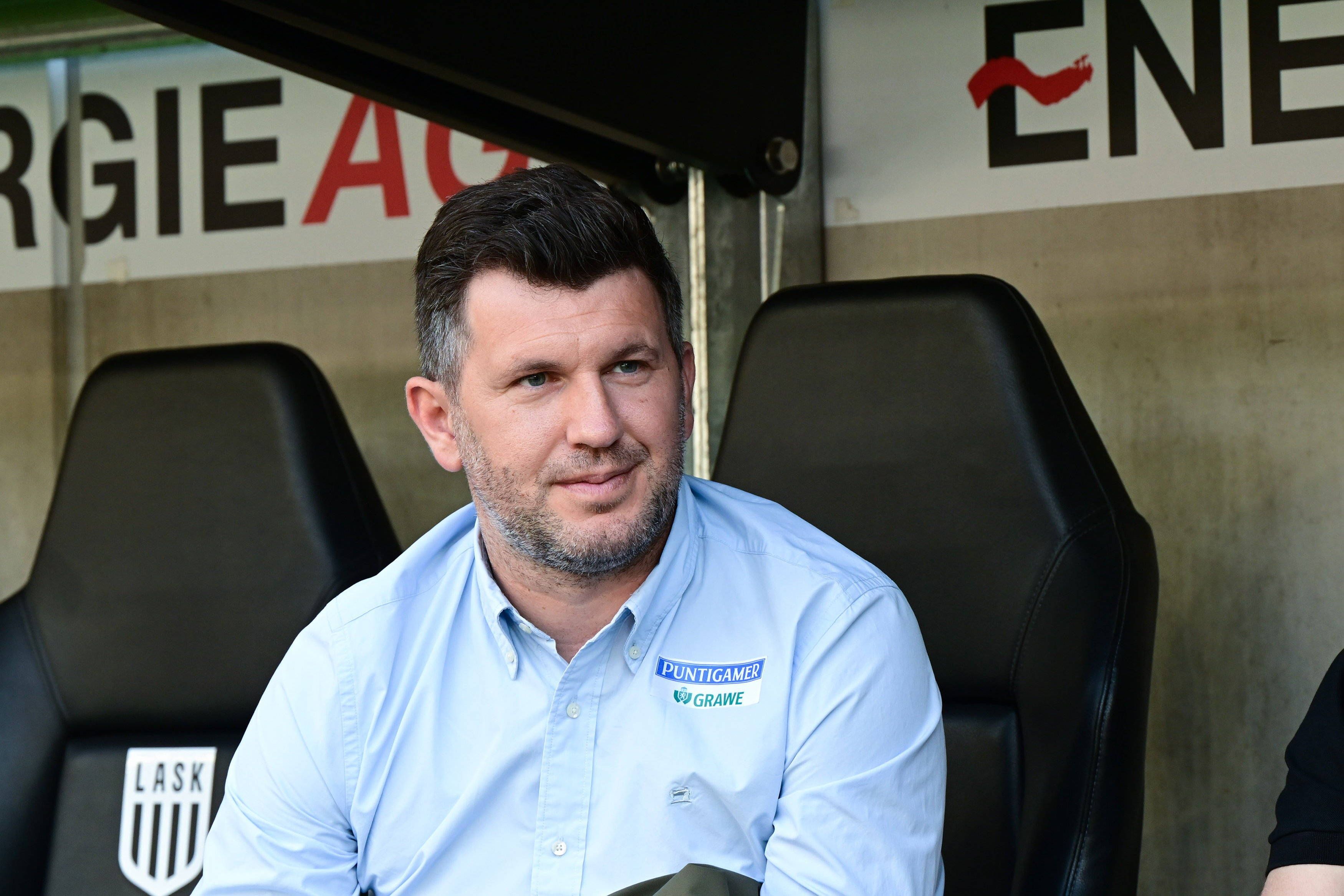 Sport-Chef von Sturm Graz auf der Trainerbank.