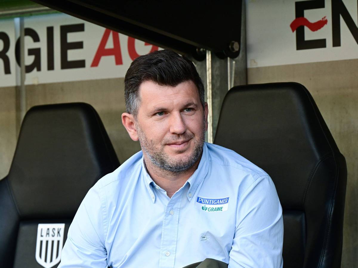 Sport-Chef von Sturm Graz auf der Trainerbank.