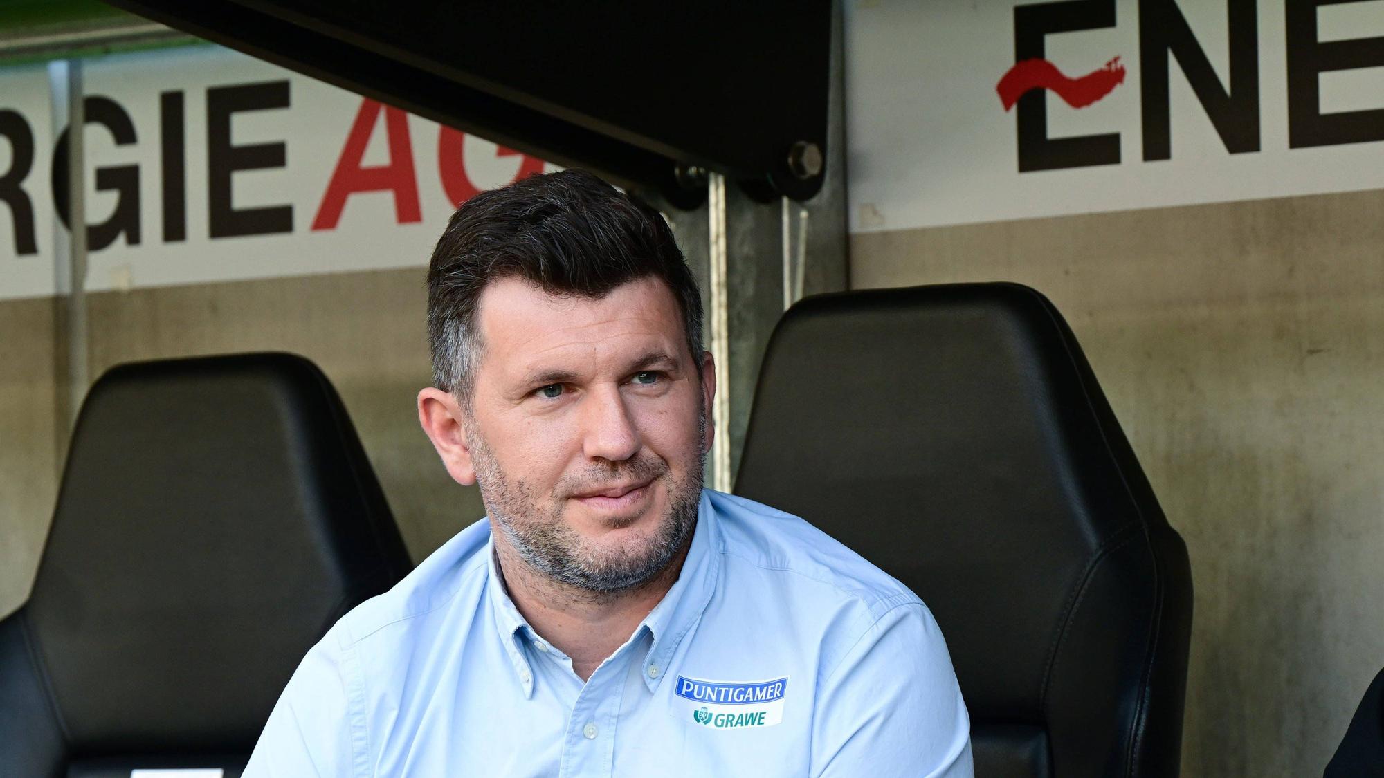 Sport-Chef von Sturm Graz auf der Trainerbank.