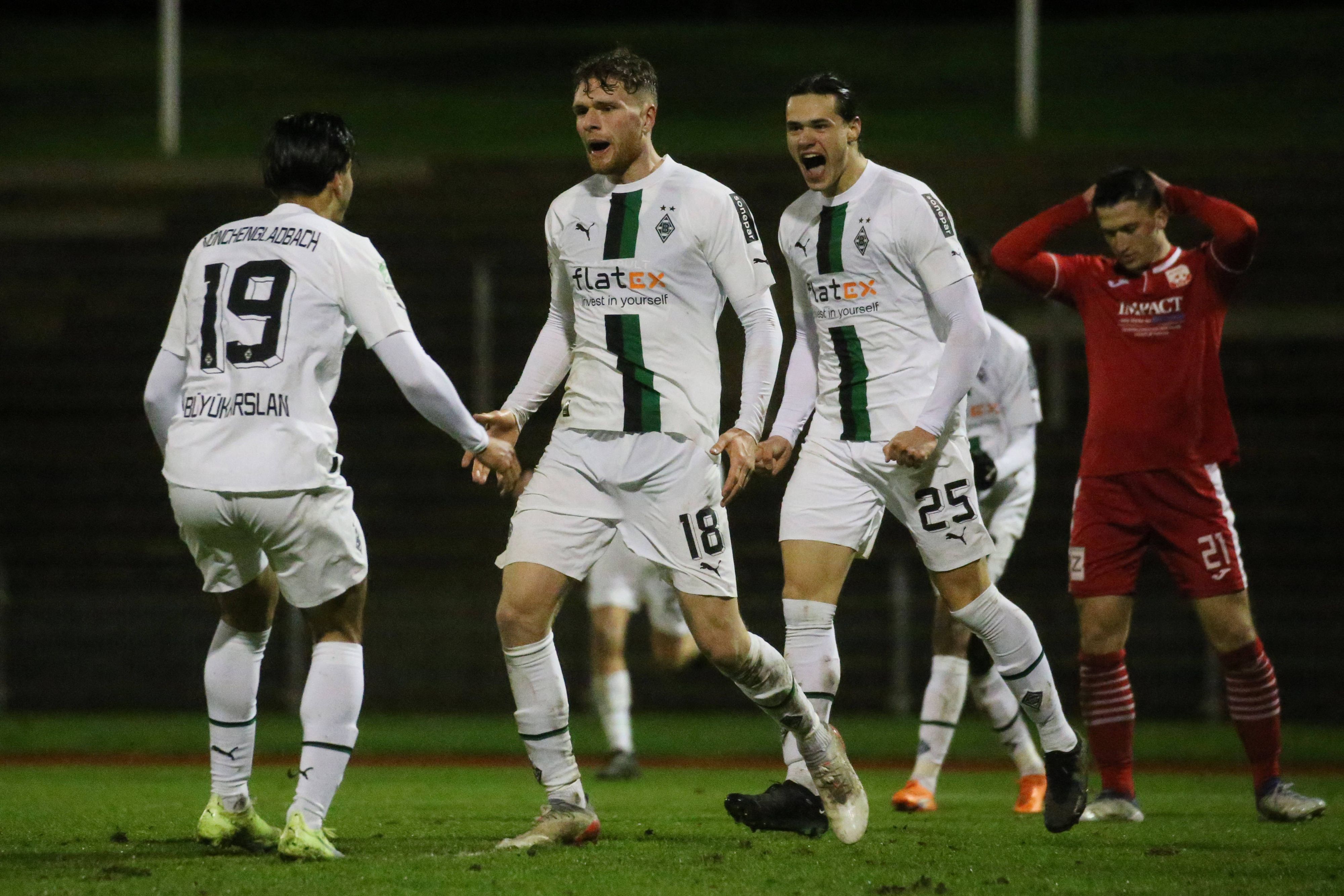 Spieler der U23 von Borussia Mönchengladbach bejubeln einen Treffer.
