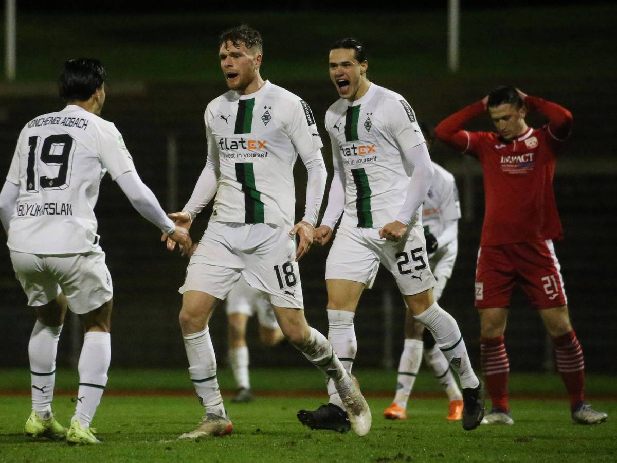 Spieler der U23 von Borussia Mönchengladbach bejubeln einen Treffer.