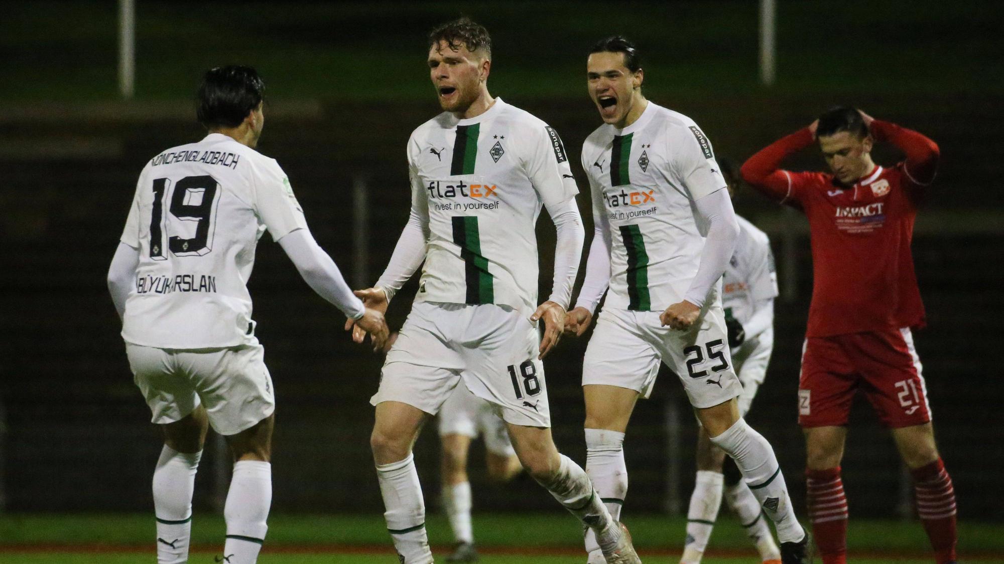 Spieler der U23 von Borussia Mönchengladbach bejubeln einen Treffer.