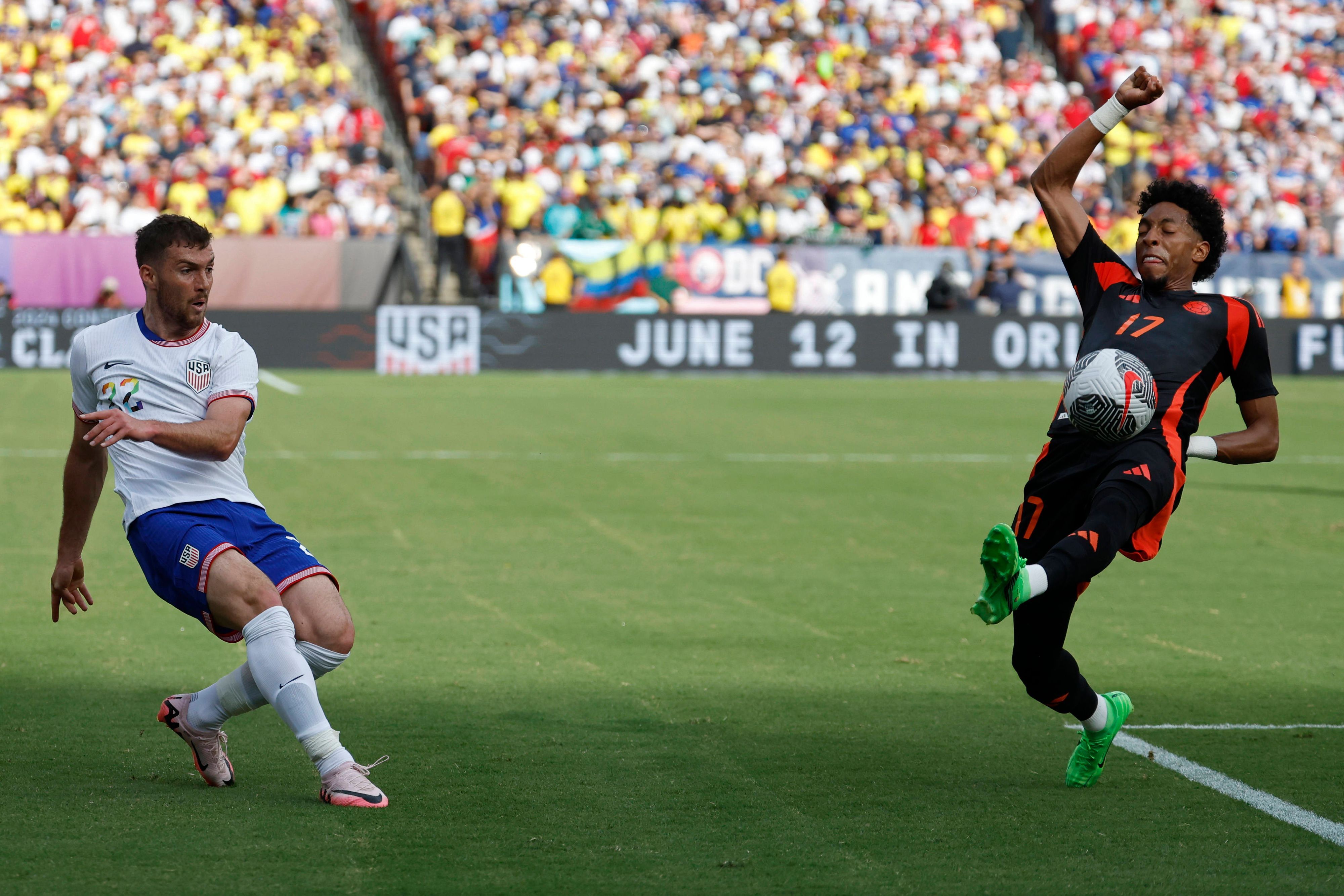 Gladbach-Profi Joe Scally (l.) im Trikot mit der US-amerikanischen Nationalmannschaft.