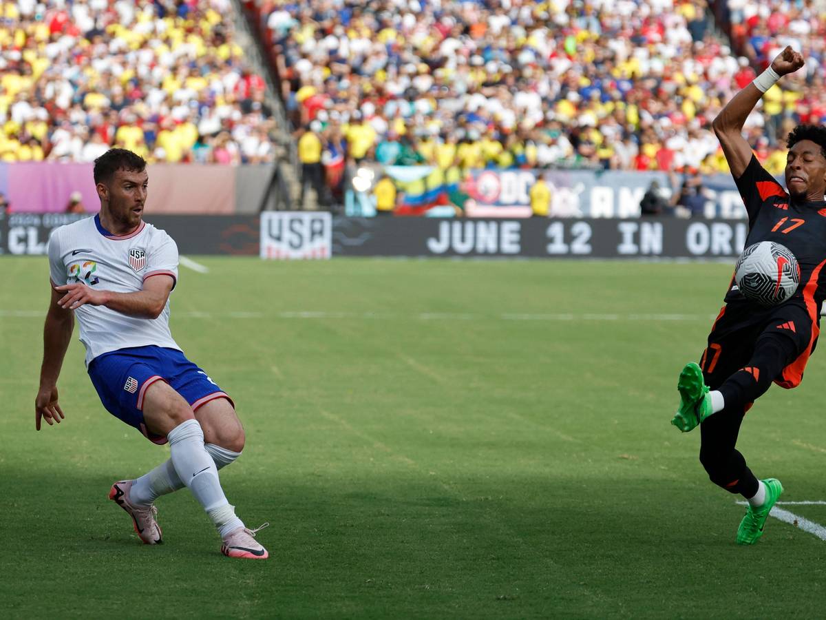 Gladbach-Profi Joe Scally (l.) im Trikot mit der US-amerikanischen Nationalmannschaft.